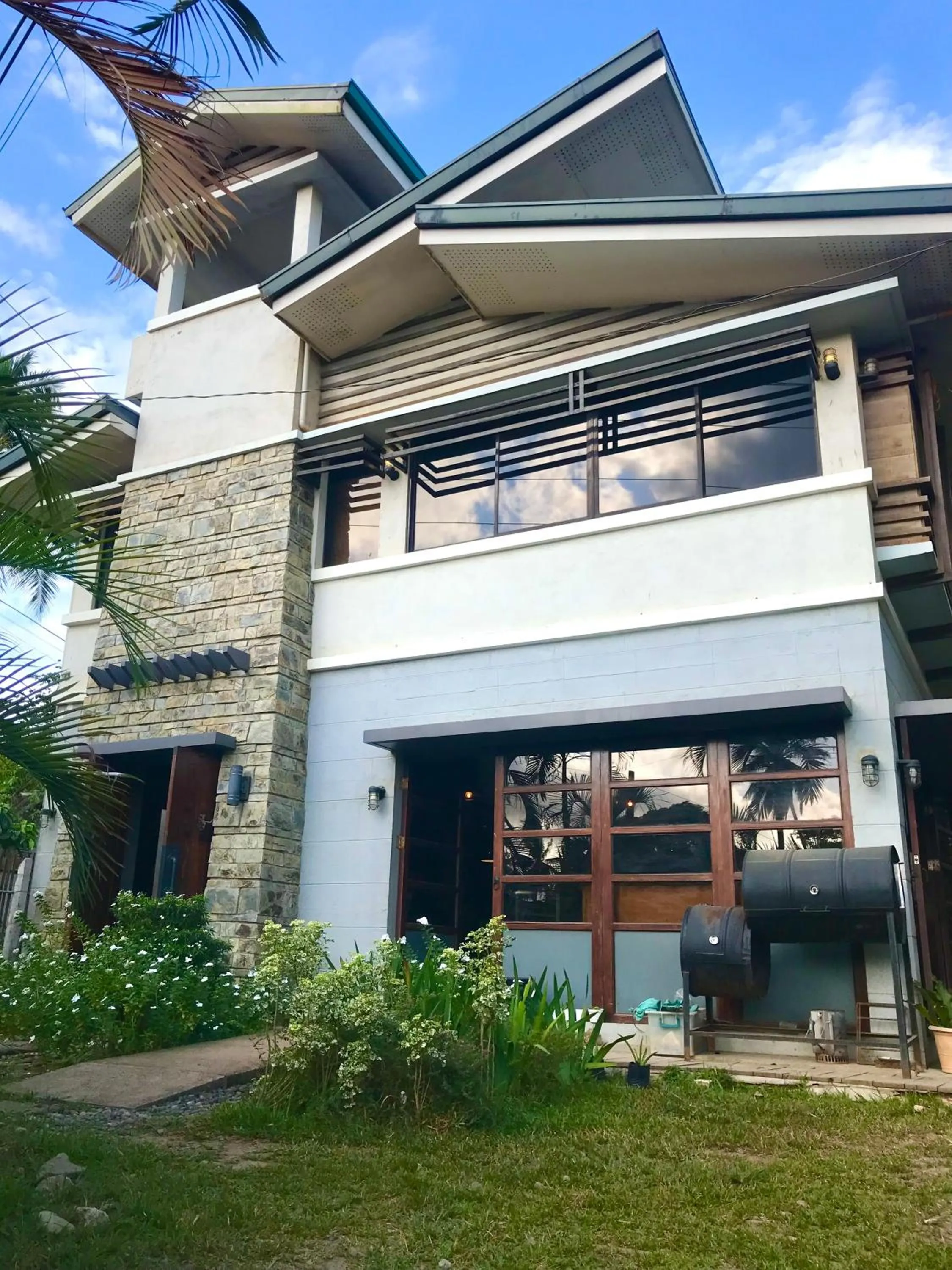 Property building in Island Lyfe Adventures Hotel