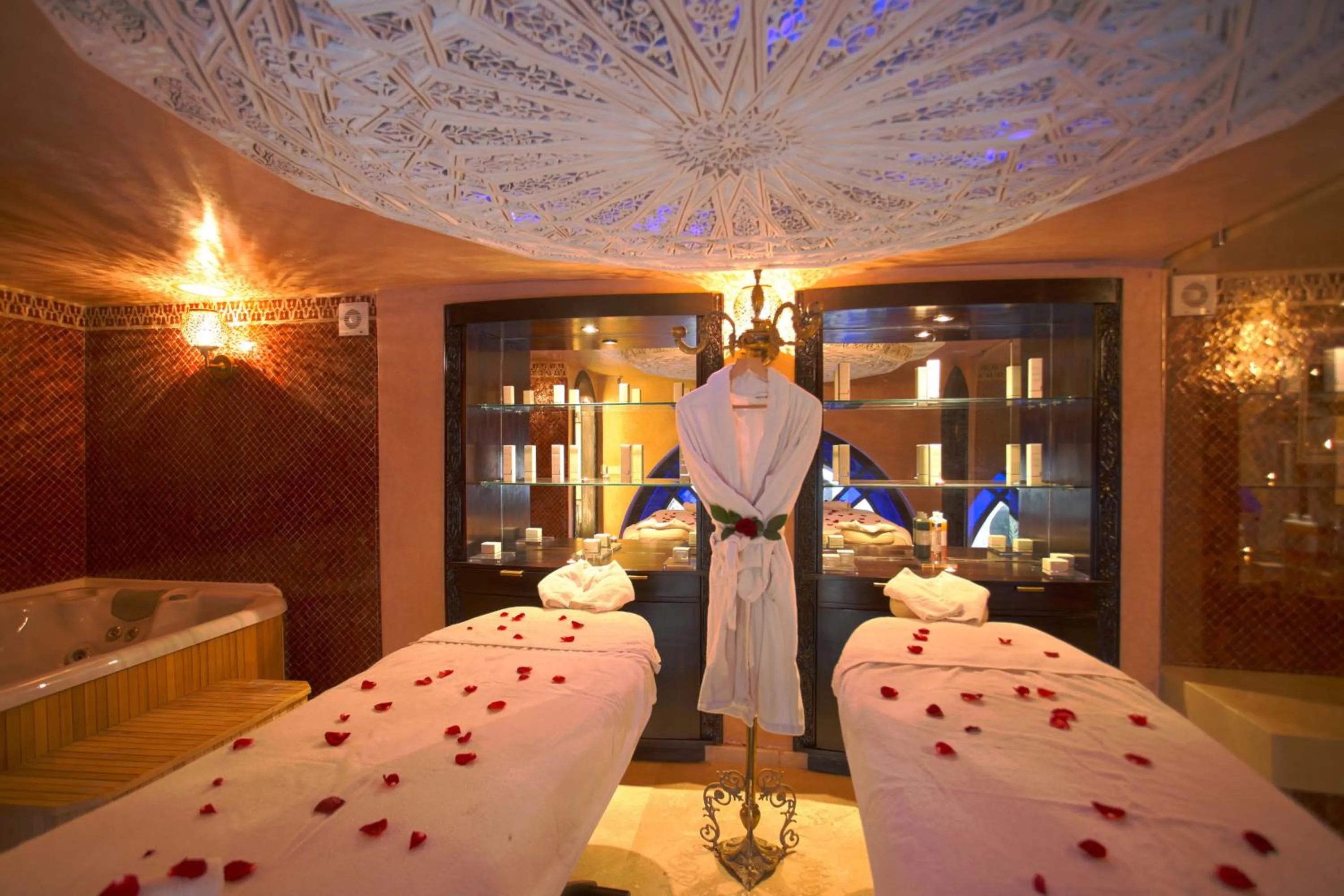 Hot Tub in Palais Shéhérazade & Spa