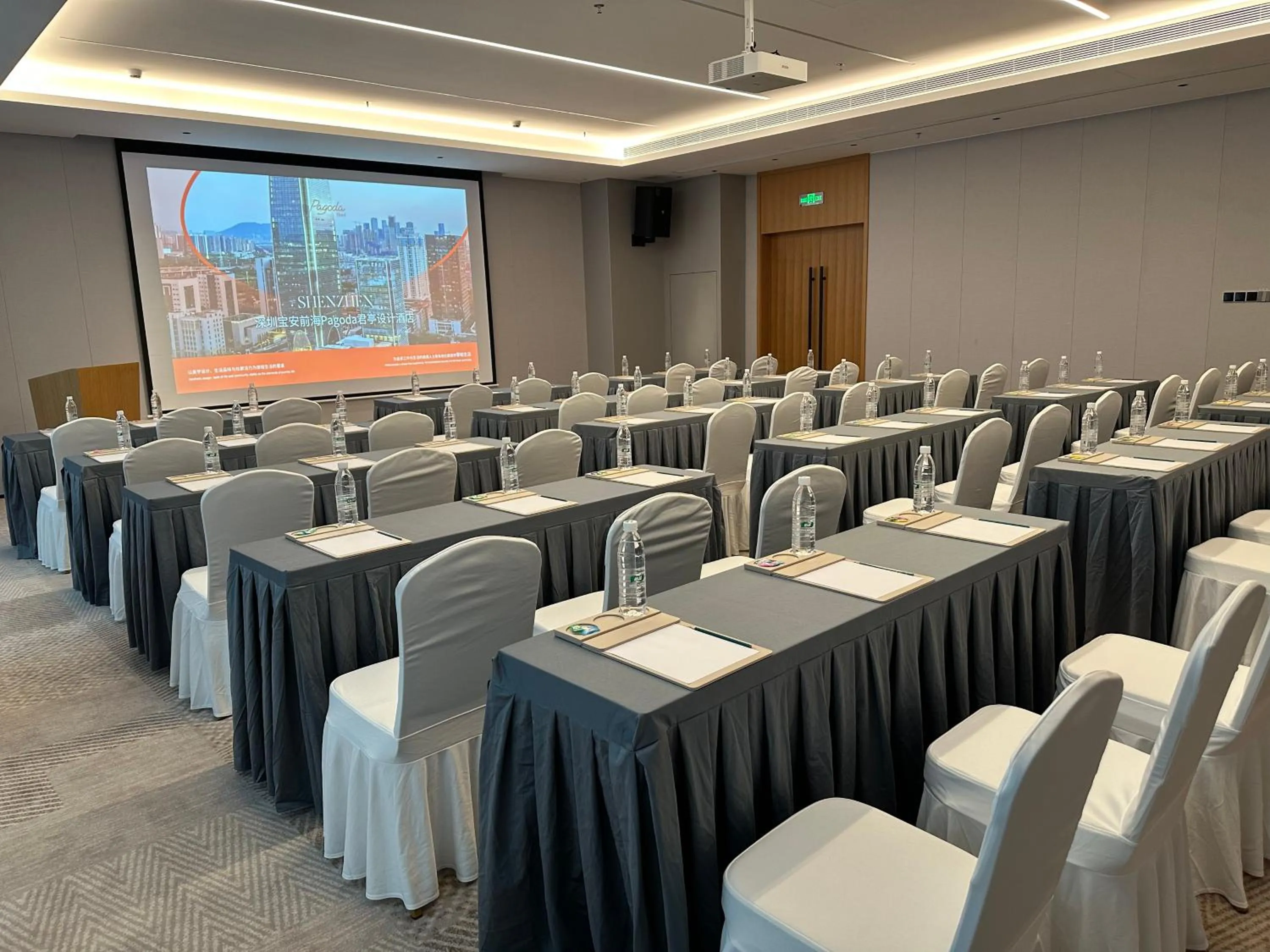 Meeting/conference room in Pagoda Hotel Shenzhen Familytrip&BusinessTravel