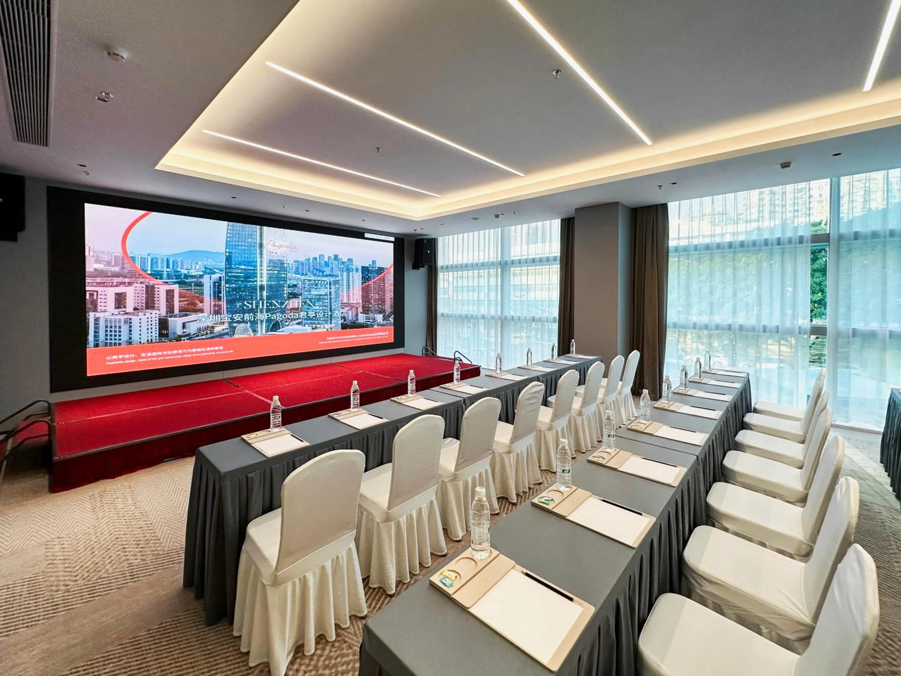Meeting/conference room in Pagoda Hotel Shenzhen Familytrip&BusinessTravel