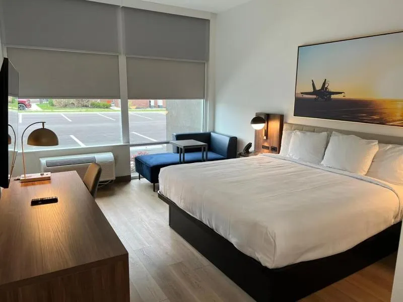 Bed in La Quinta Inn & Suites by Wyndham Manchester - Arnold AFB