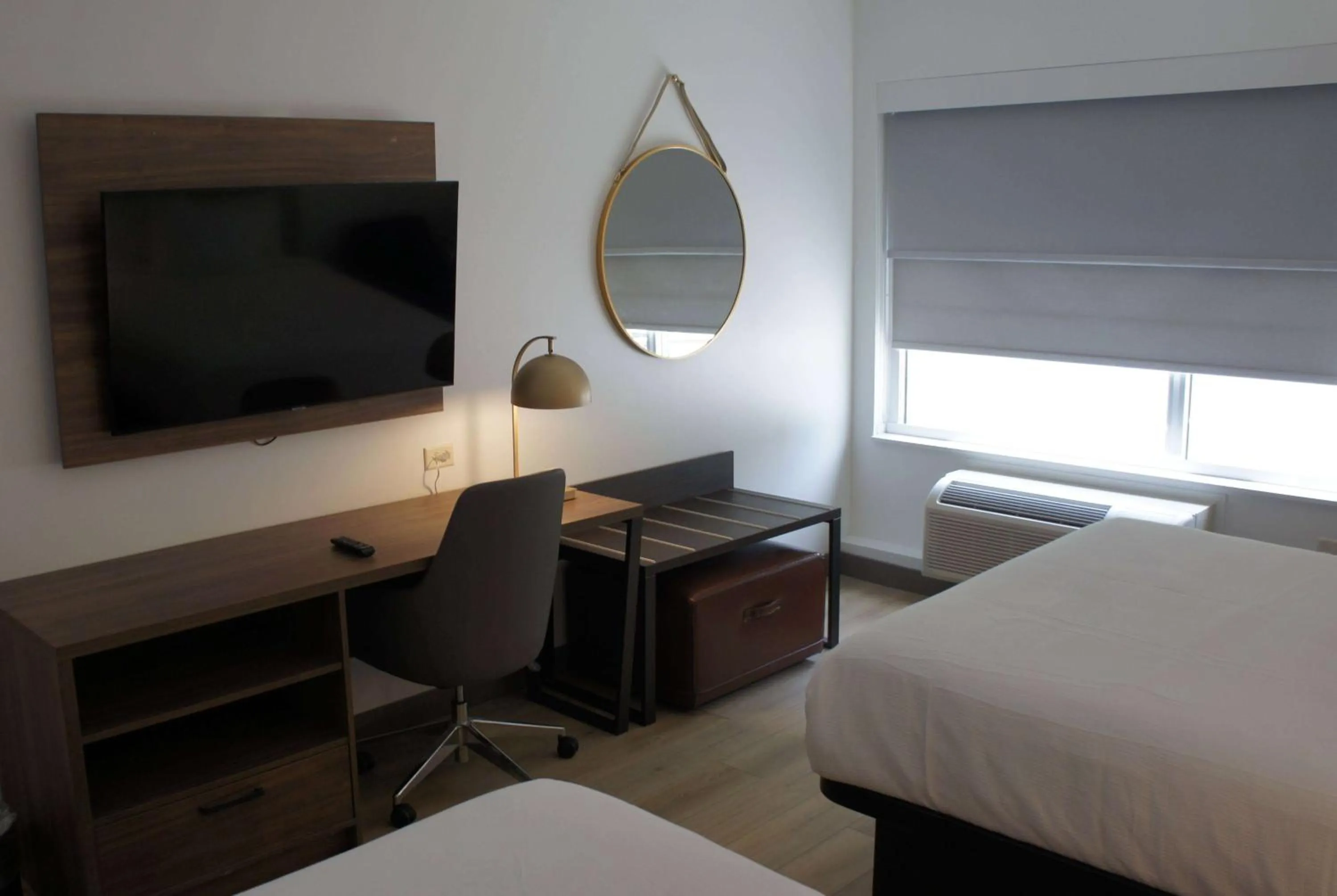 Photo of the whole room, Bed in La Quinta Inn & Suites by Wyndham Manchester - Arnold AFB