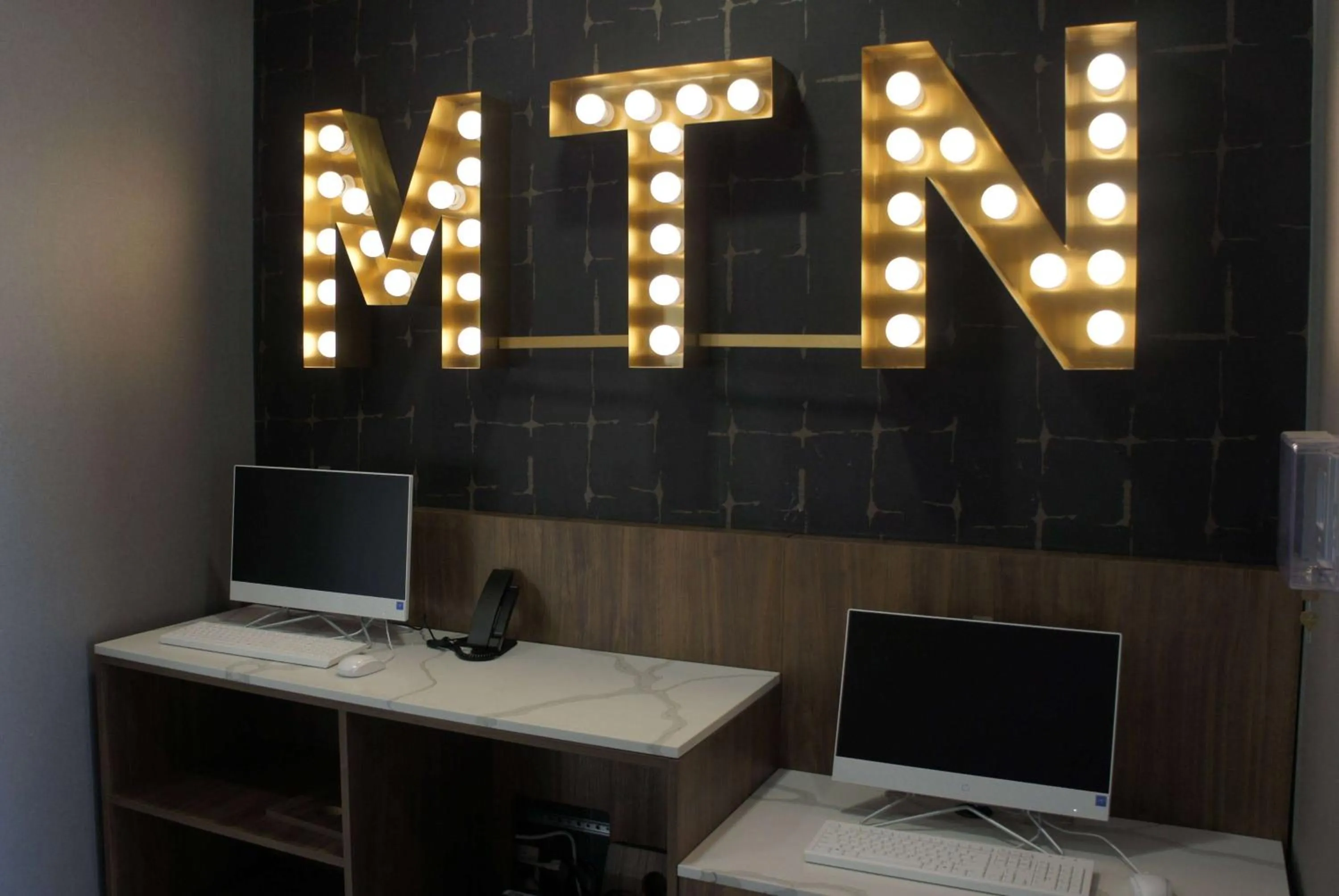 Business facilities in La Quinta Inn & Suites by Wyndham Manchester - Arnold AFB