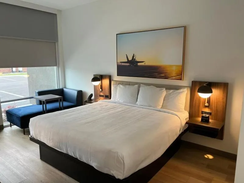 Bed in La Quinta Inn & Suites by Wyndham Manchester - Arnold AFB