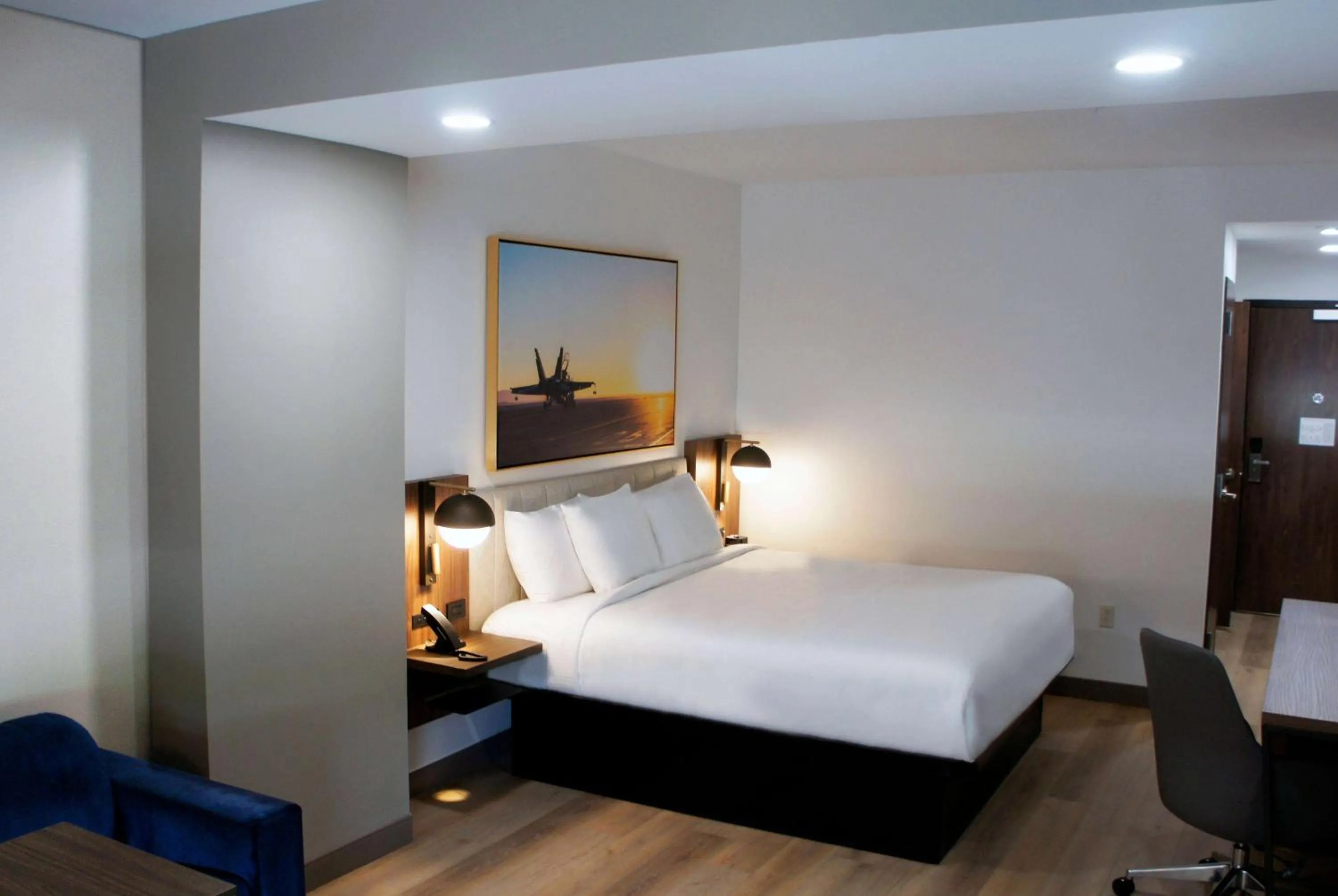 Photo of the whole room, Bed in La Quinta Inn & Suites by Wyndham Manchester - Arnold AFB