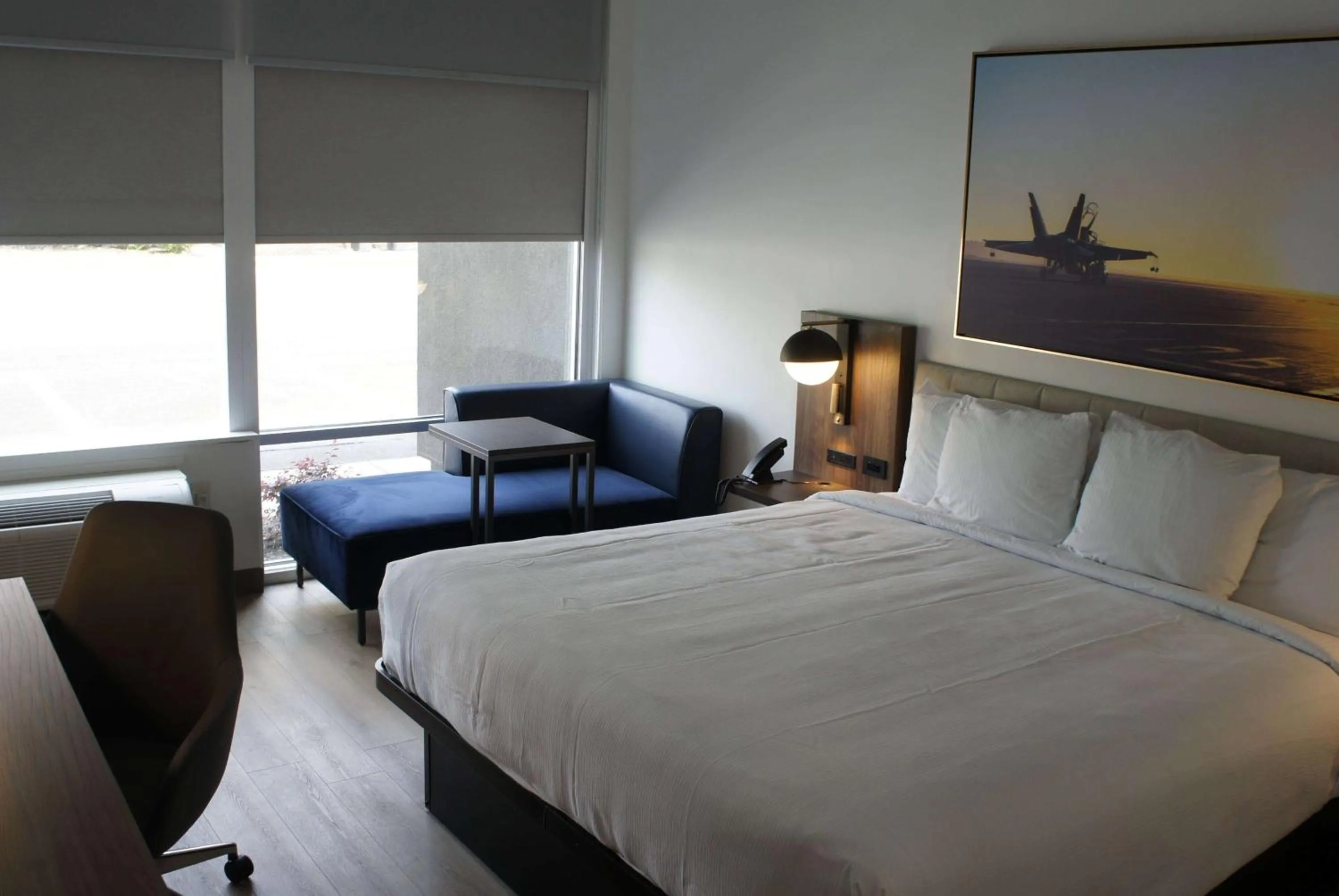 Photo of the whole room, Bed in La Quinta Inn & Suites by Wyndham Manchester - Arnold AFB