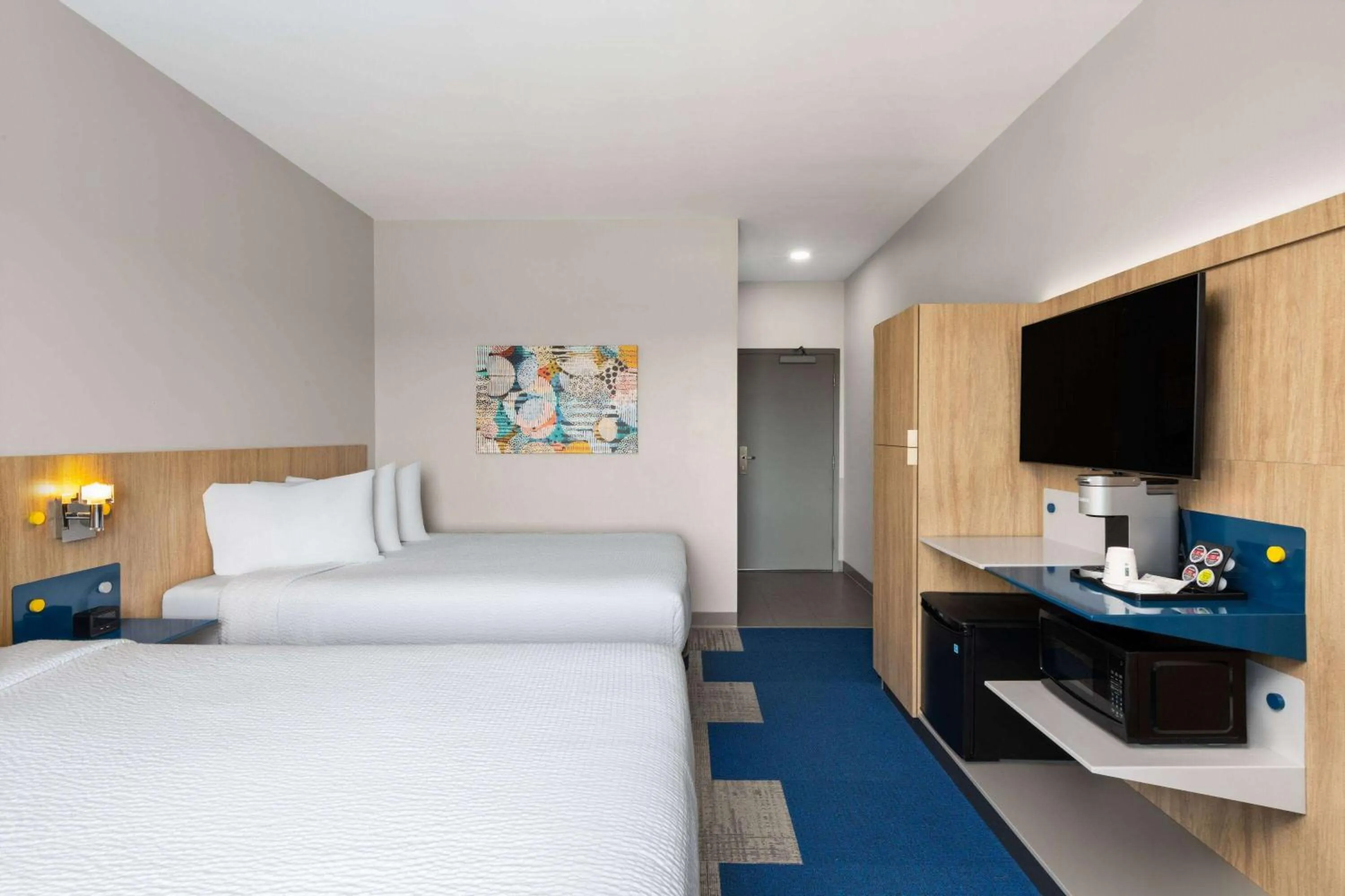 Photo of the whole room, Bed in Microtel Inn & Suites by Wyndham Lachute