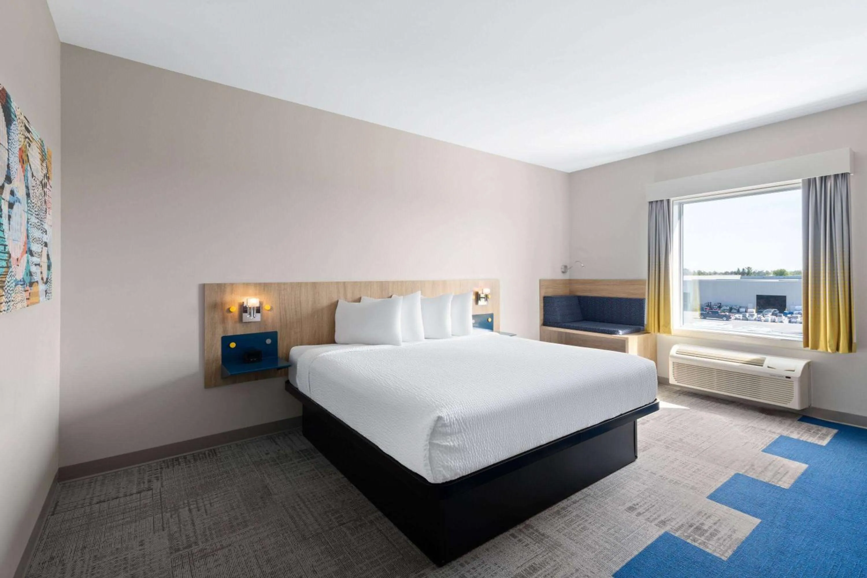 Photo of the whole room, Bed in Microtel Inn & Suites by Wyndham Lachute