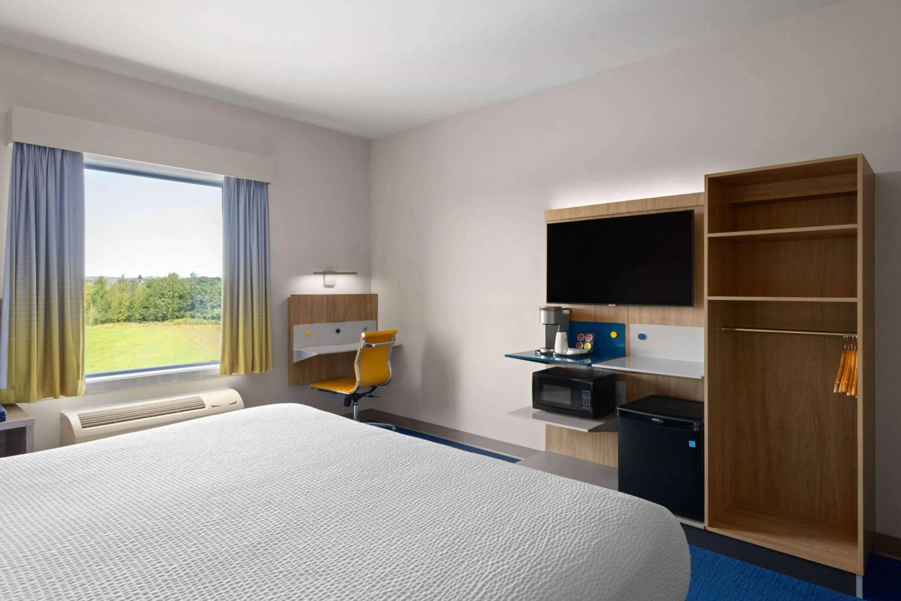 Photo of the whole room, Bed in Microtel Inn & Suites by Wyndham Lachute