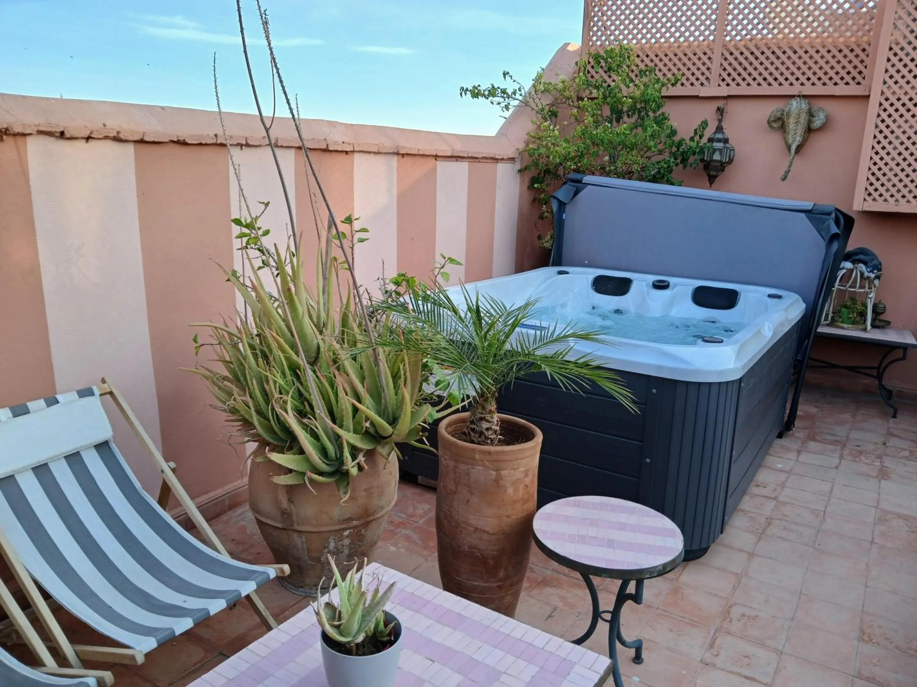 Hot Tub in Riad Lauriers Blancs
