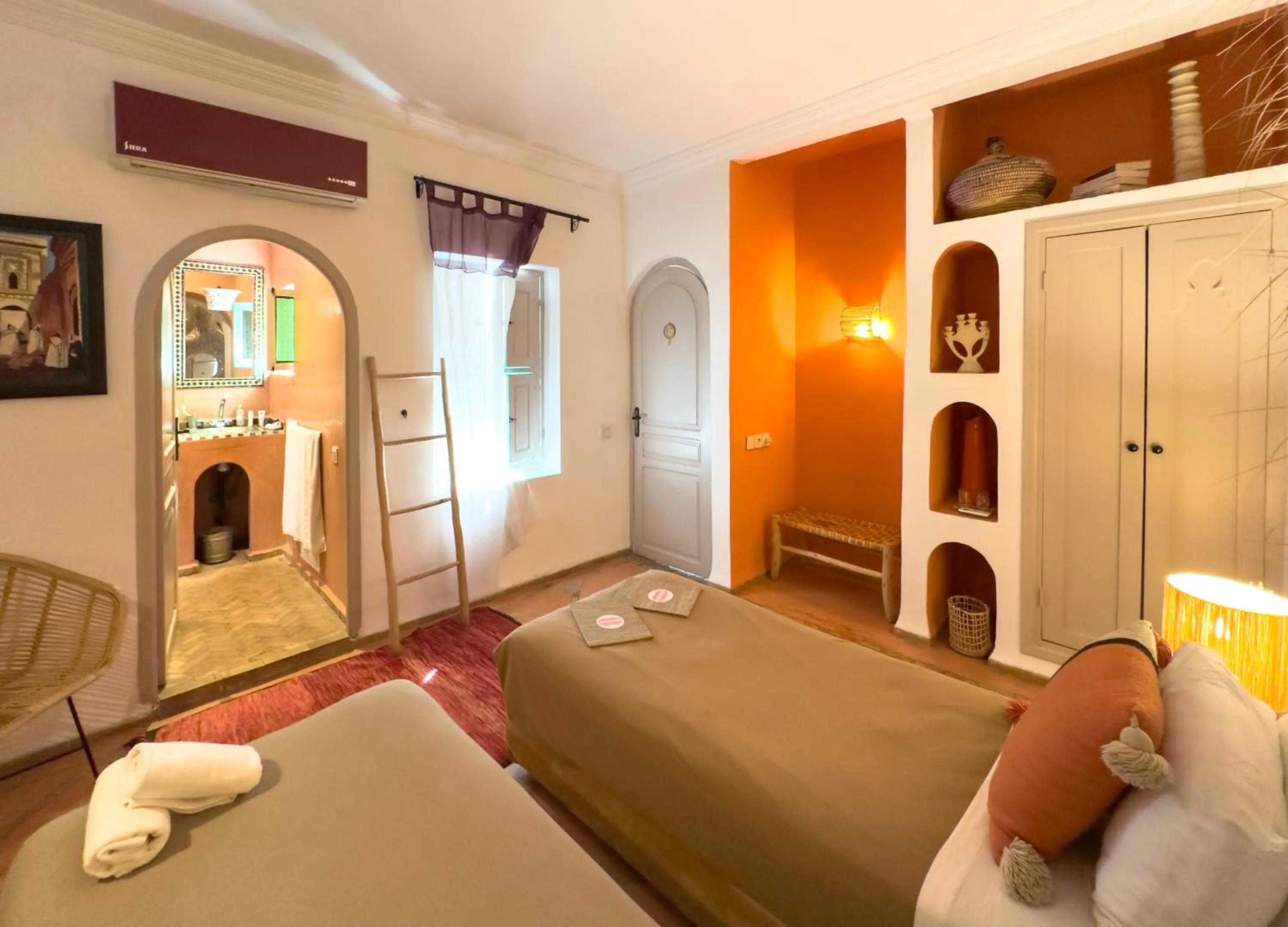 Photo of the whole room, Bed in Riad Lauriers Blancs