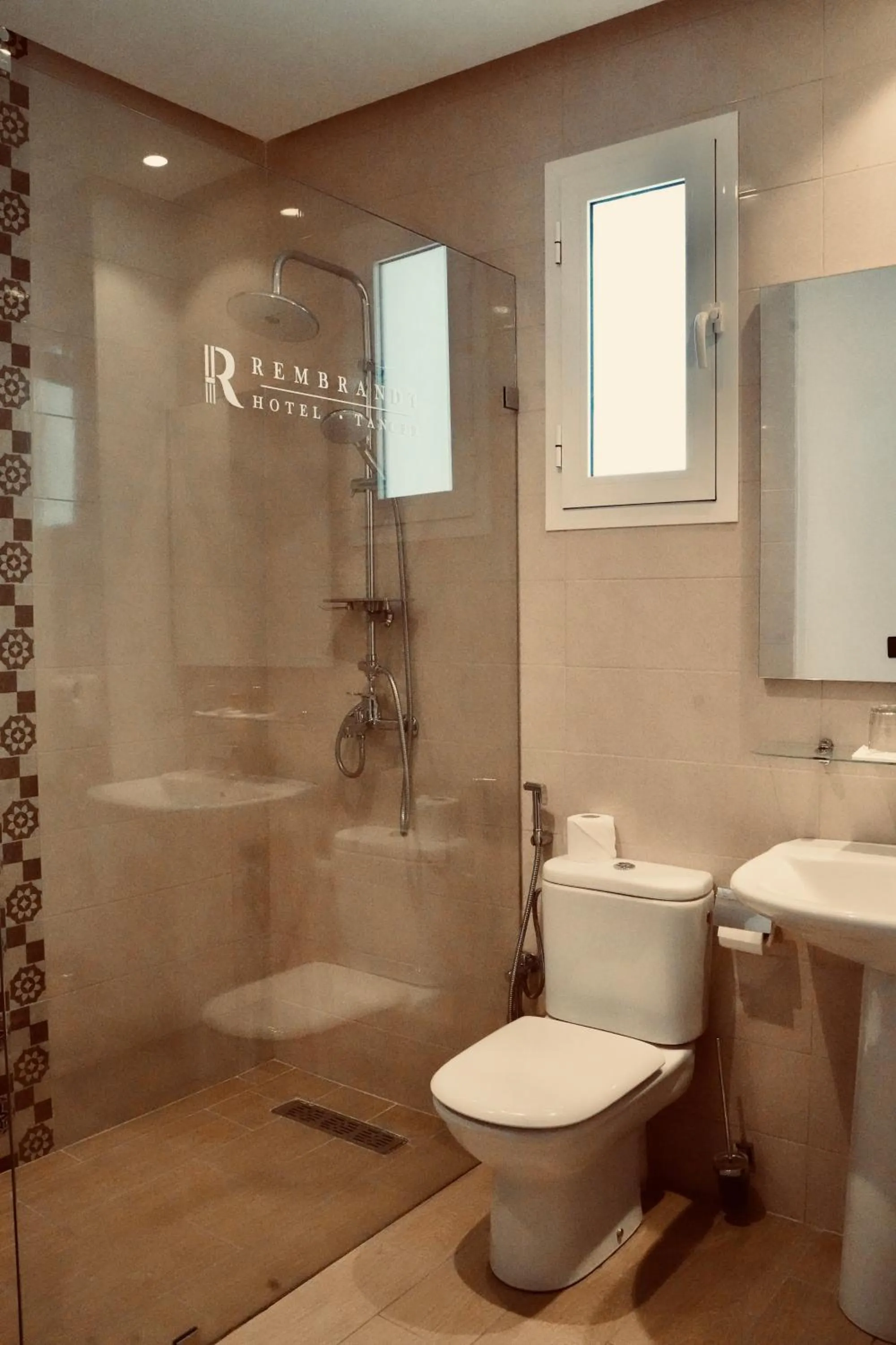 Shower in Hôtel Rembrandt