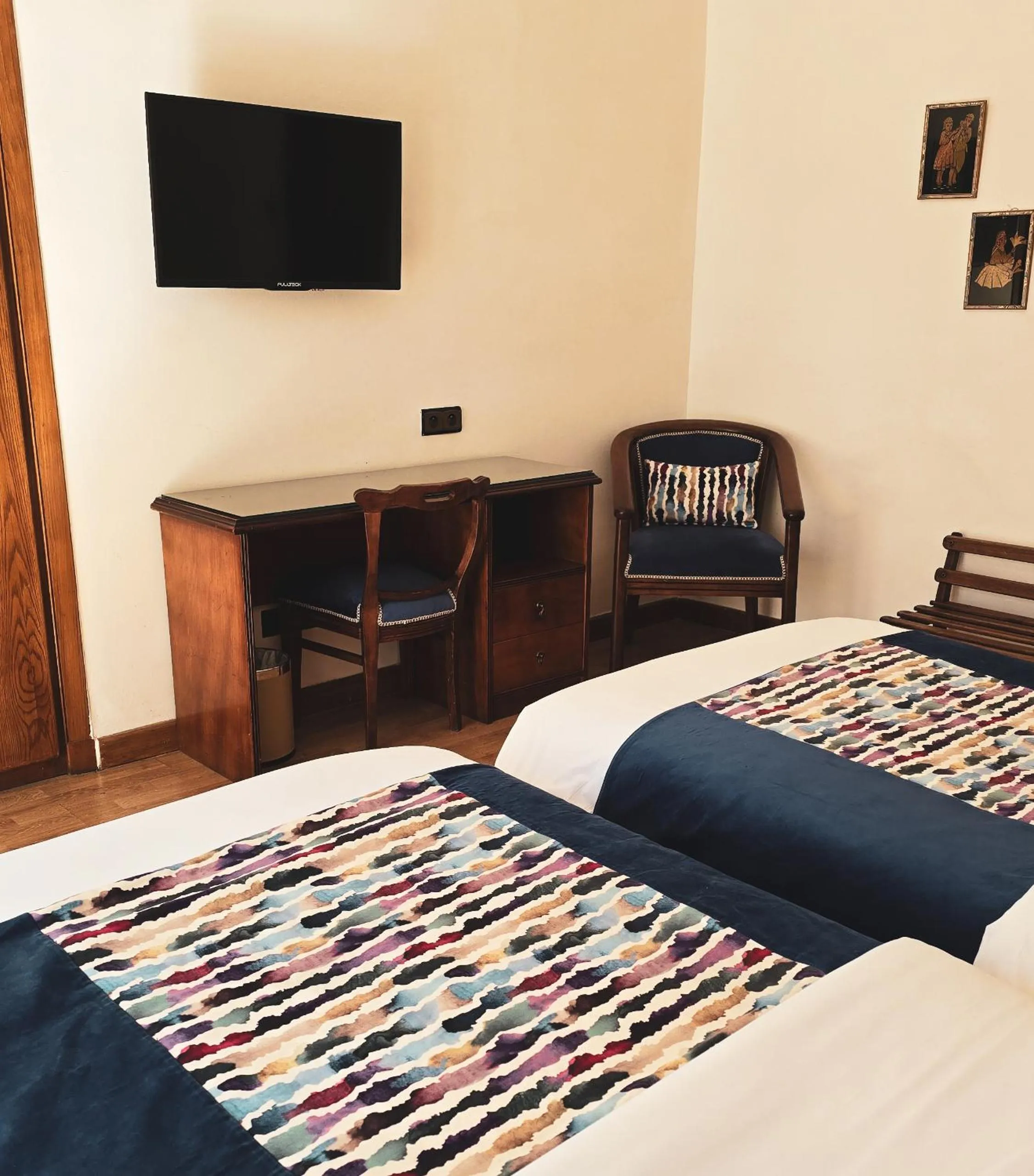 Communal lounge/ TV room, Bed in Hôtel Rembrandt