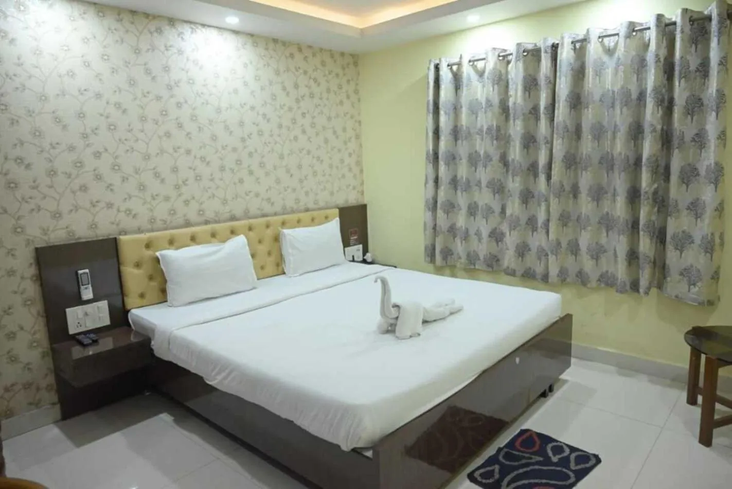 Bed in Hotel Jyoti International