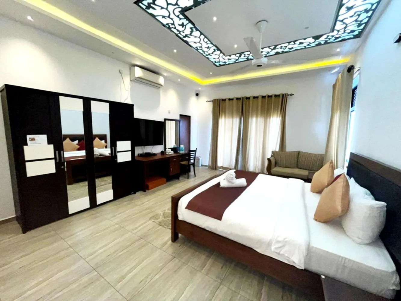 Photo of the whole room, Bed in Hotel Sky Gate kandy