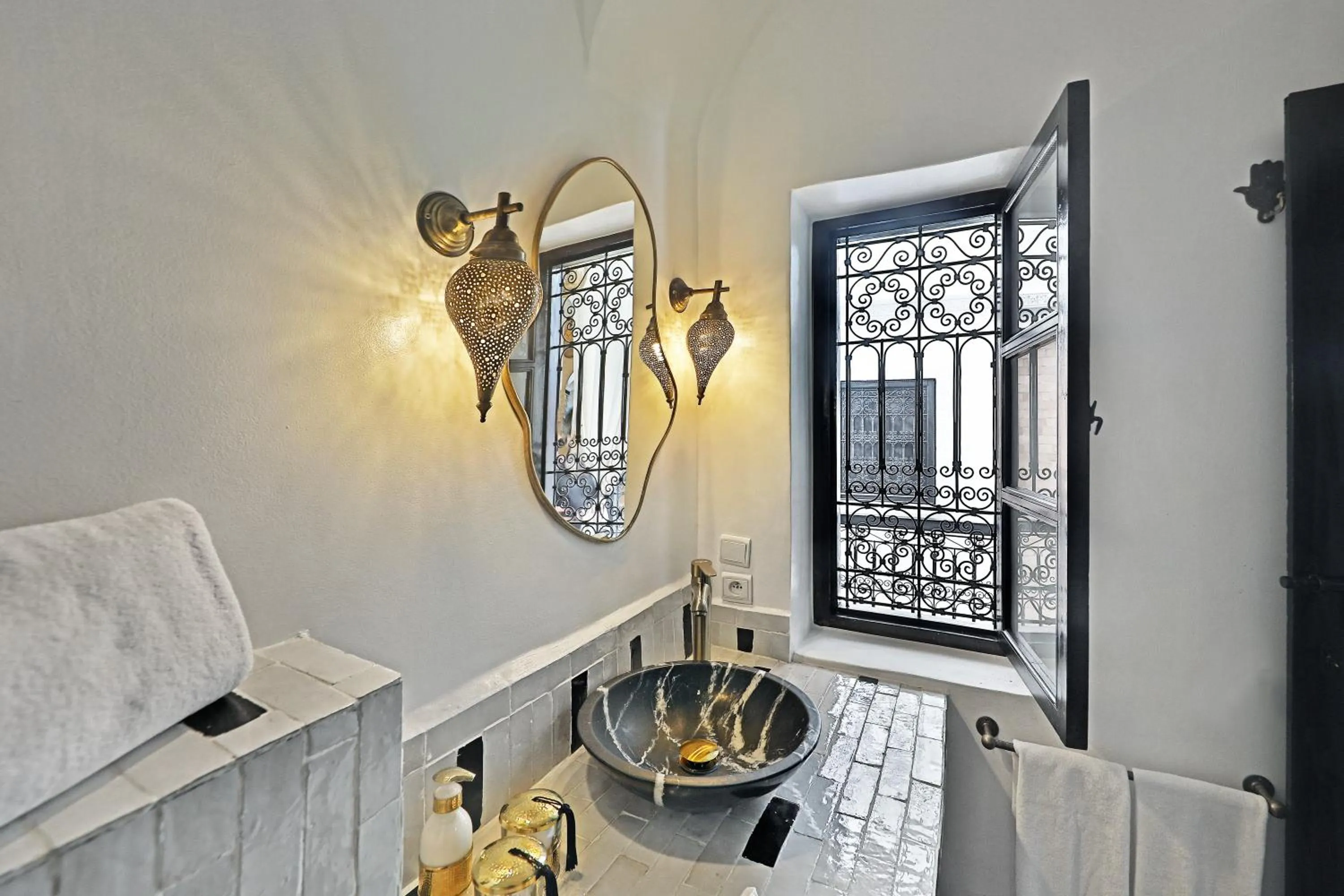 Bathroom, Bed in Riad Dar Beldia and Spa