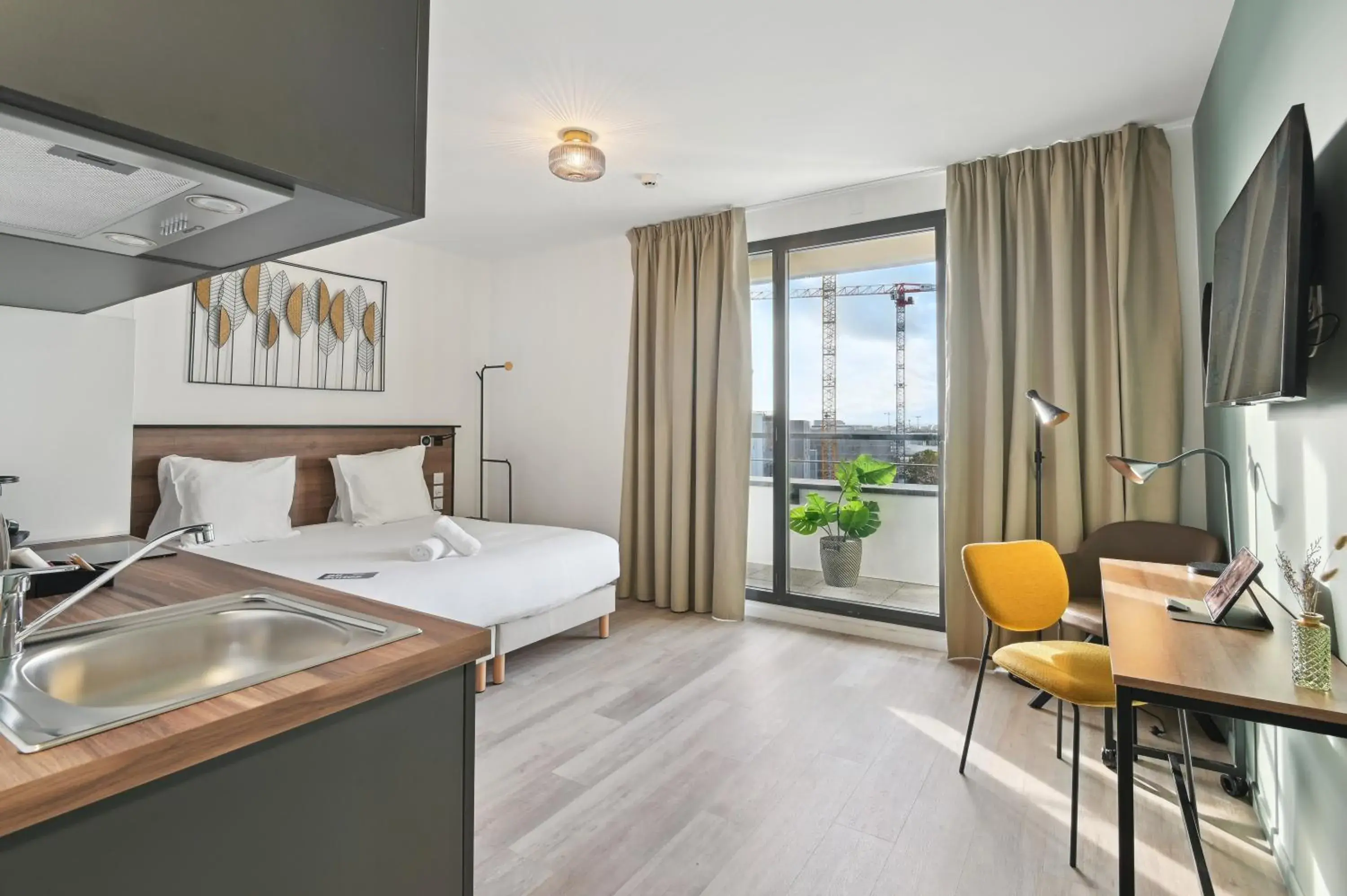 Superior studio (double bed) Balcony in All Suites Paris Ouest Colombes Superior studio (double bed) Balcony in All Suites Paris Ouest Colombes