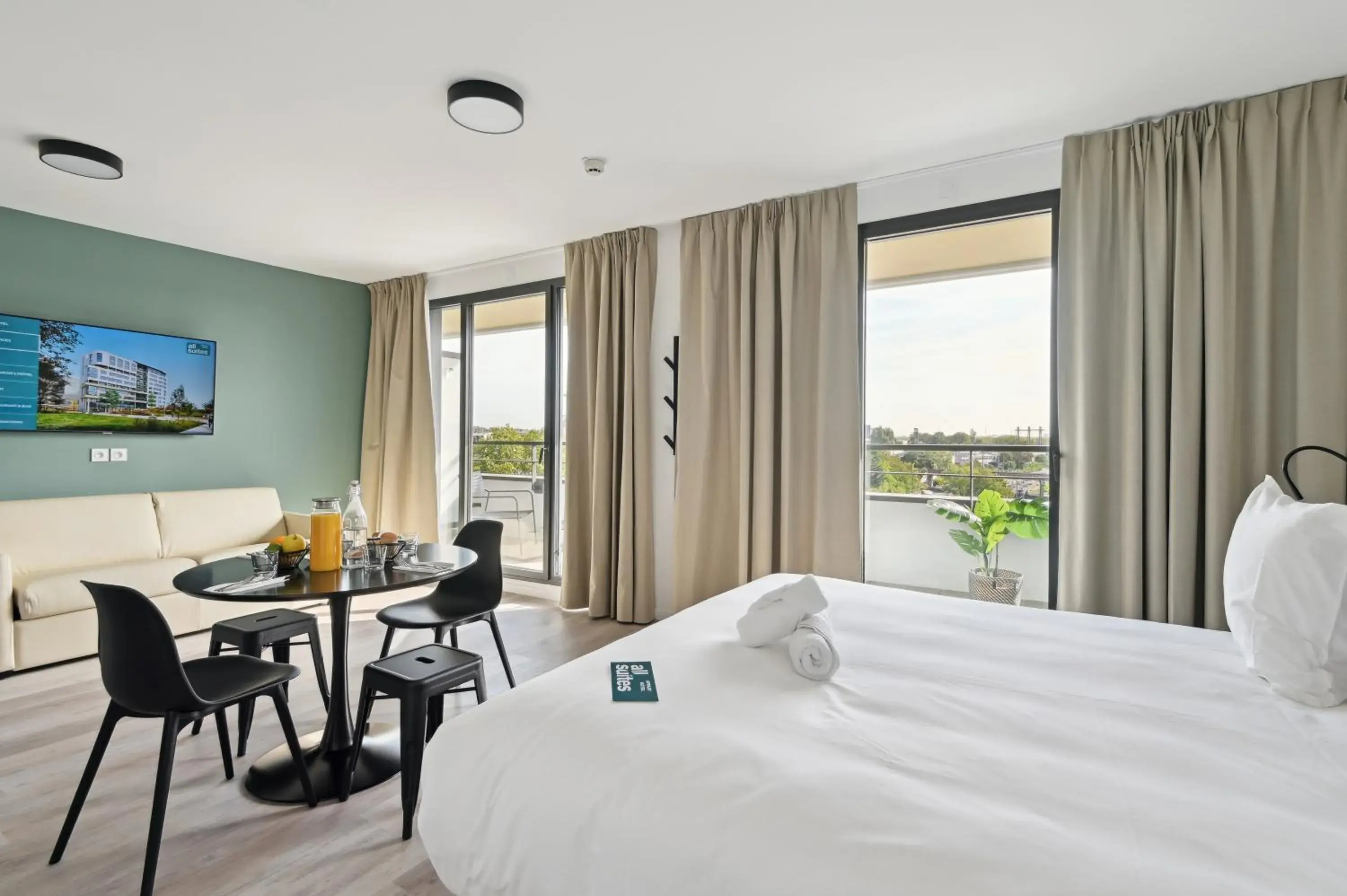 Executive suite (double bed and sofa bed) Balcony in All Suites Paris Ouest Colombes Executive suite (double bed and sofa bed) Balcony in All Suites Paris Ouest Colombes