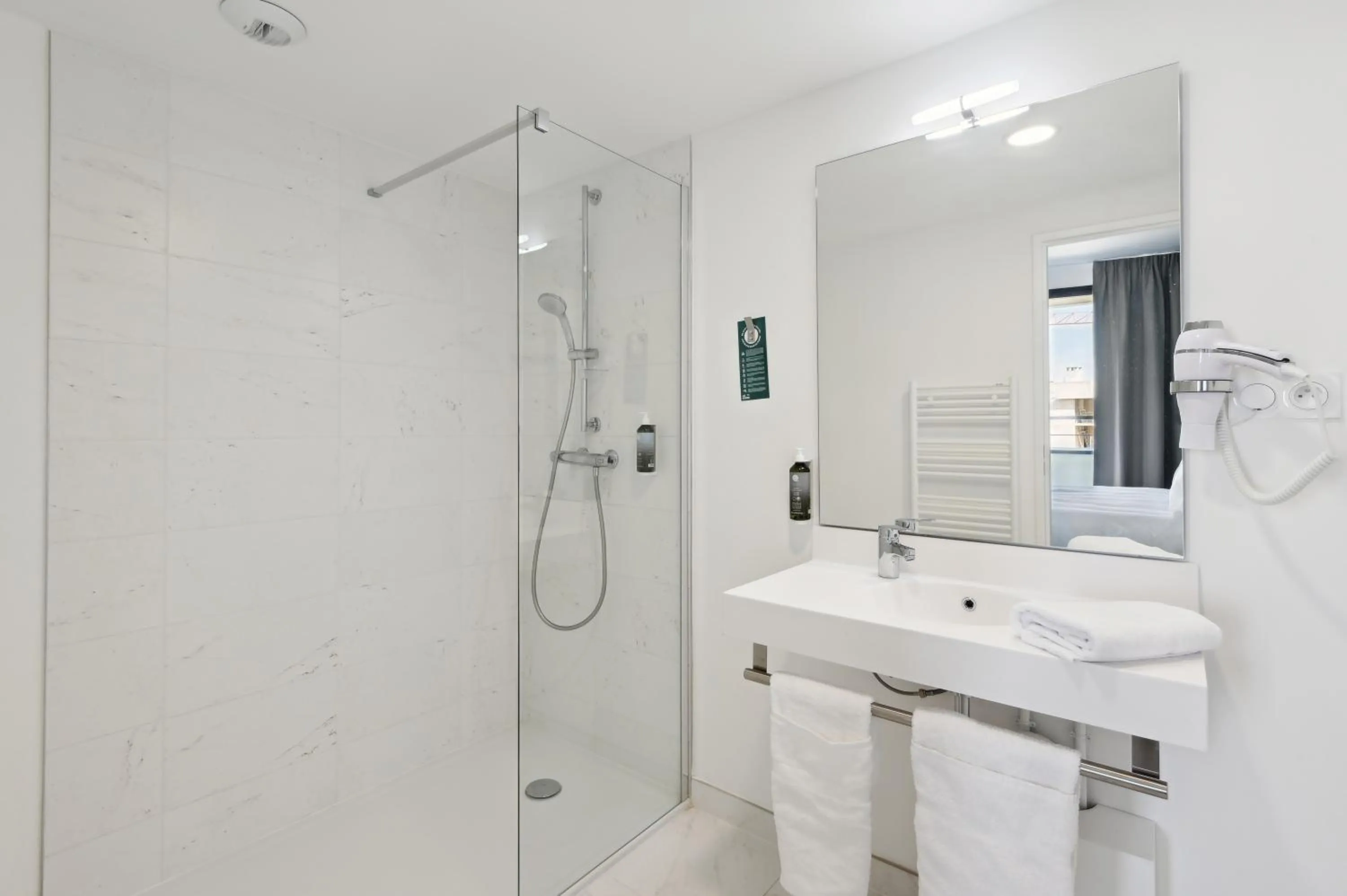Shower in All Suites Paris Ouest Colombes