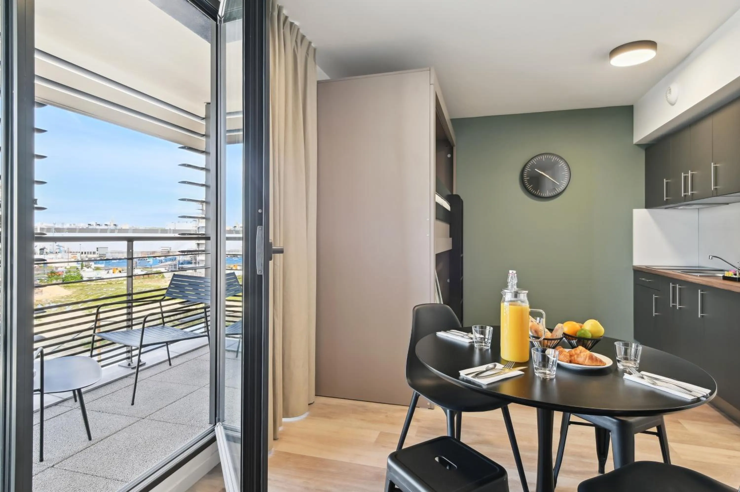 Patio in All Suites Paris Ouest Colombes