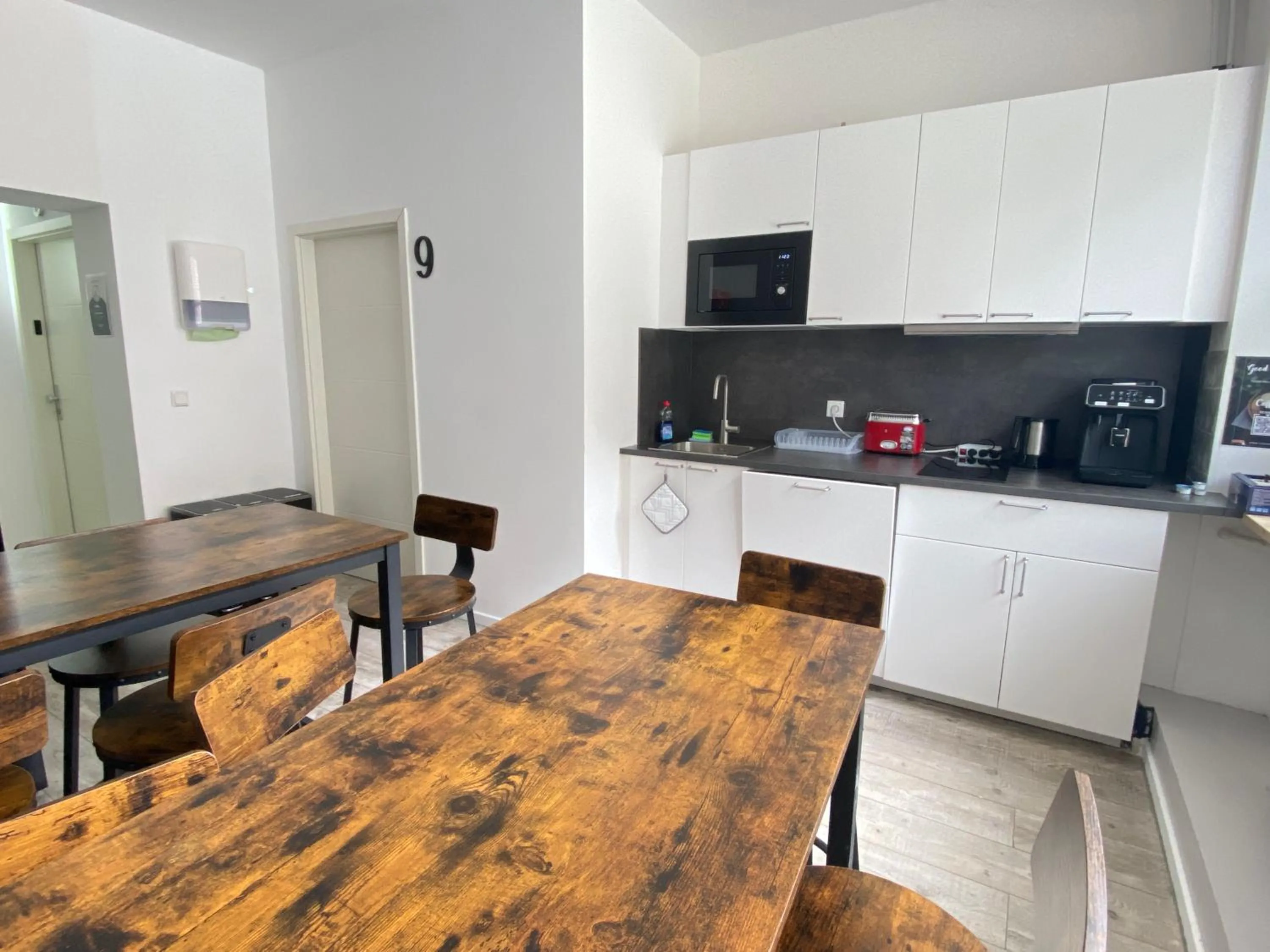 Communal kitchen in LUXOMES: Aparthotel Nürnberg Zentrum Süd