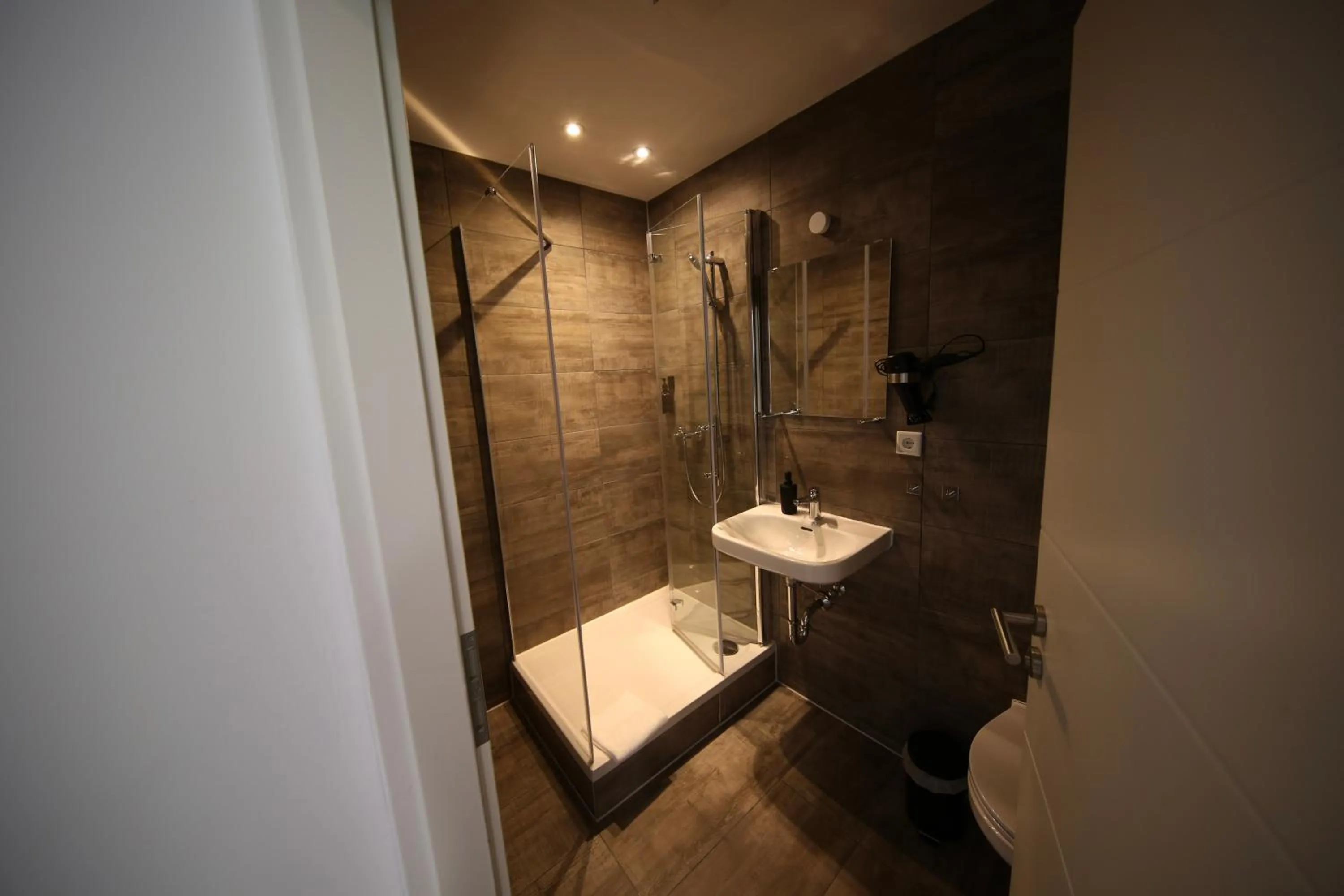 Shower in LUXOMES: Aparthotel Nürnberg Zentrum Süd