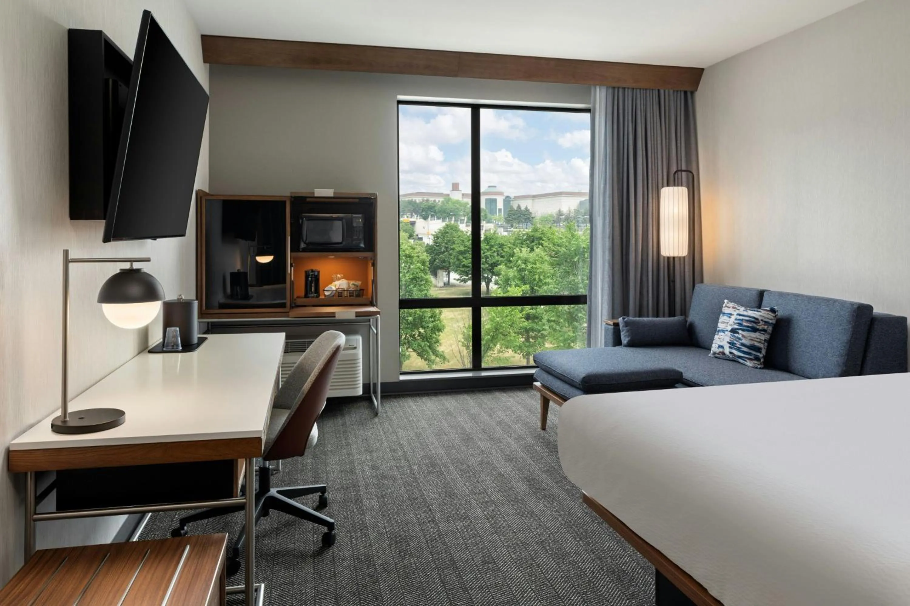 Photo of the whole room, Bed in Courtyard by Marriott St Paul Downtown