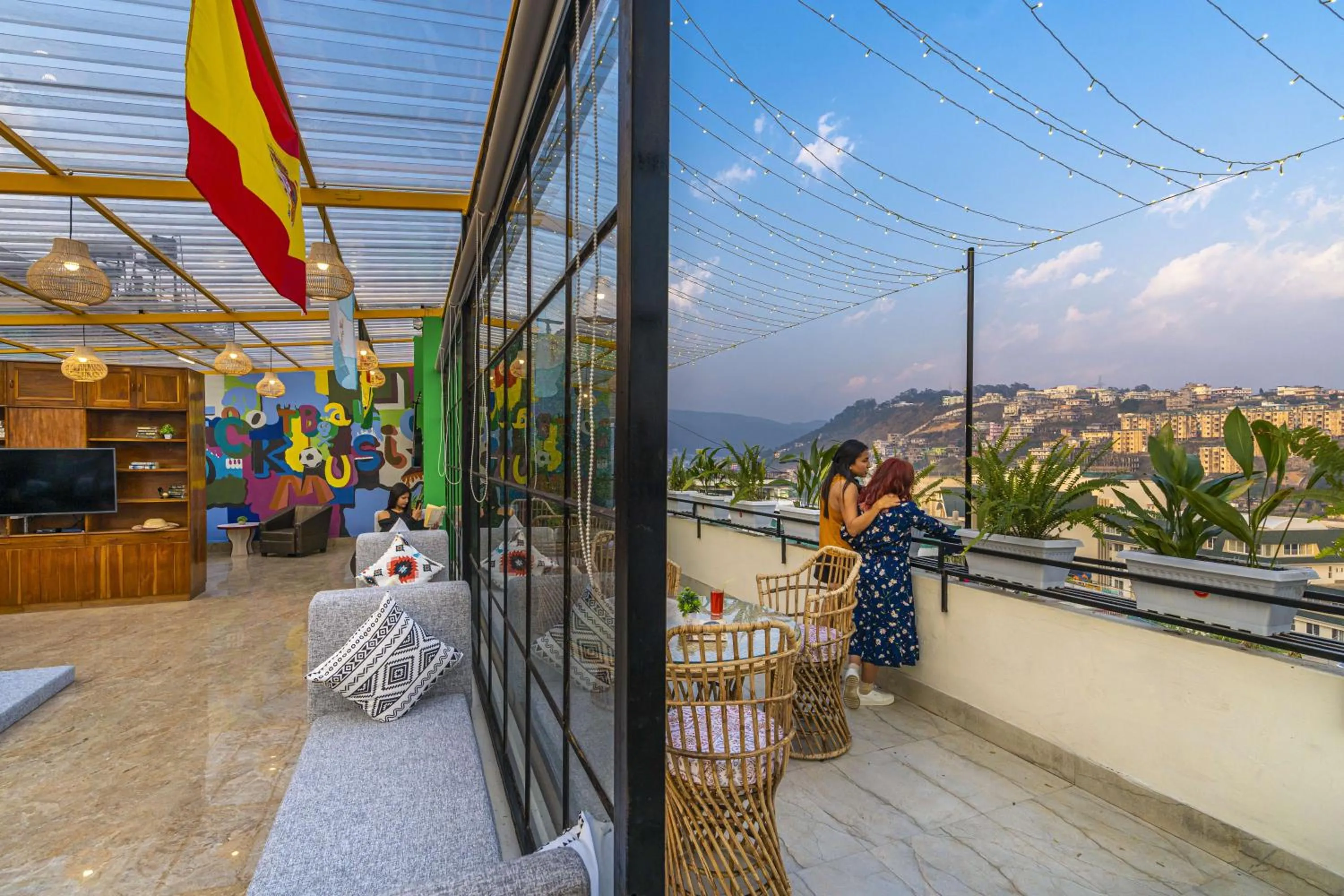 Communal lounge/ TV room in Zostel Shillong