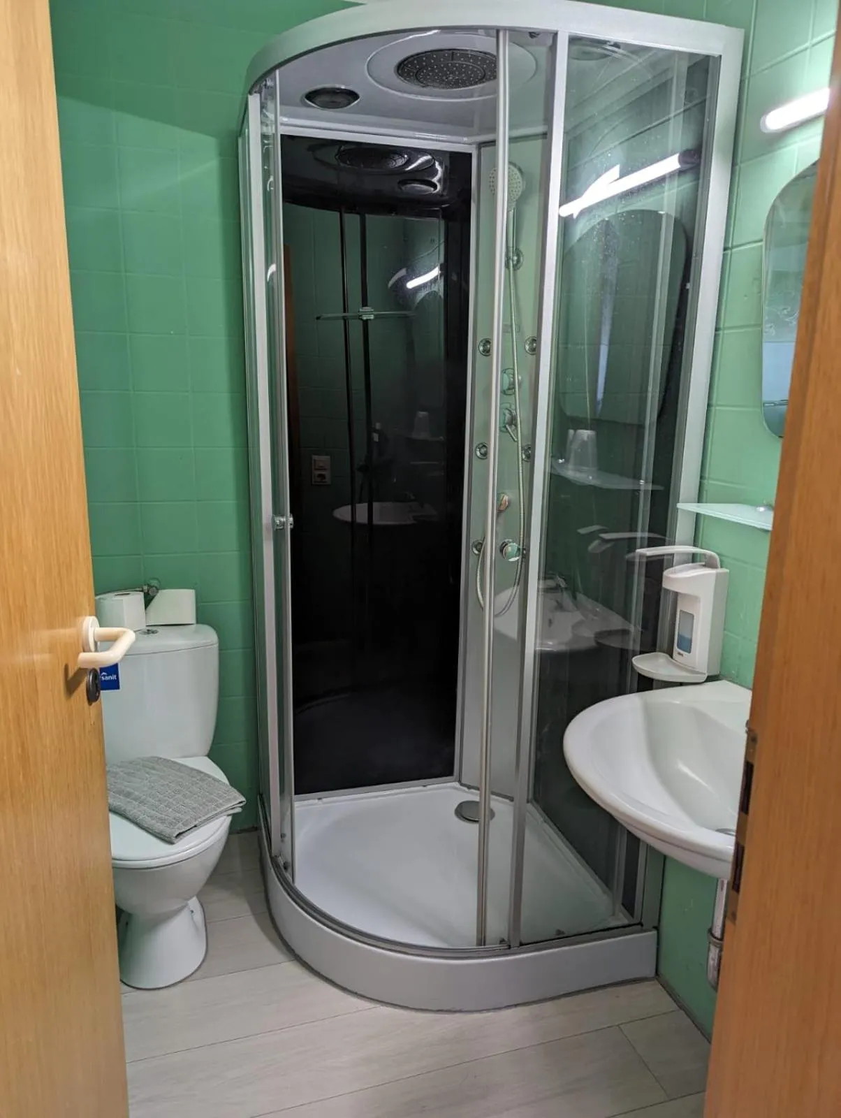 Shower in B und B Titisee Hotel Sonnenmatte nahe Badeparadies