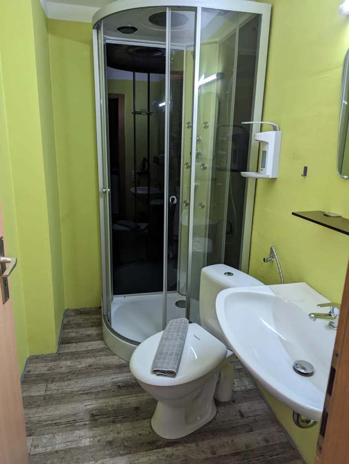 Shower in B und B Titisee Hotel Sonnenmatte nahe Badeparadies