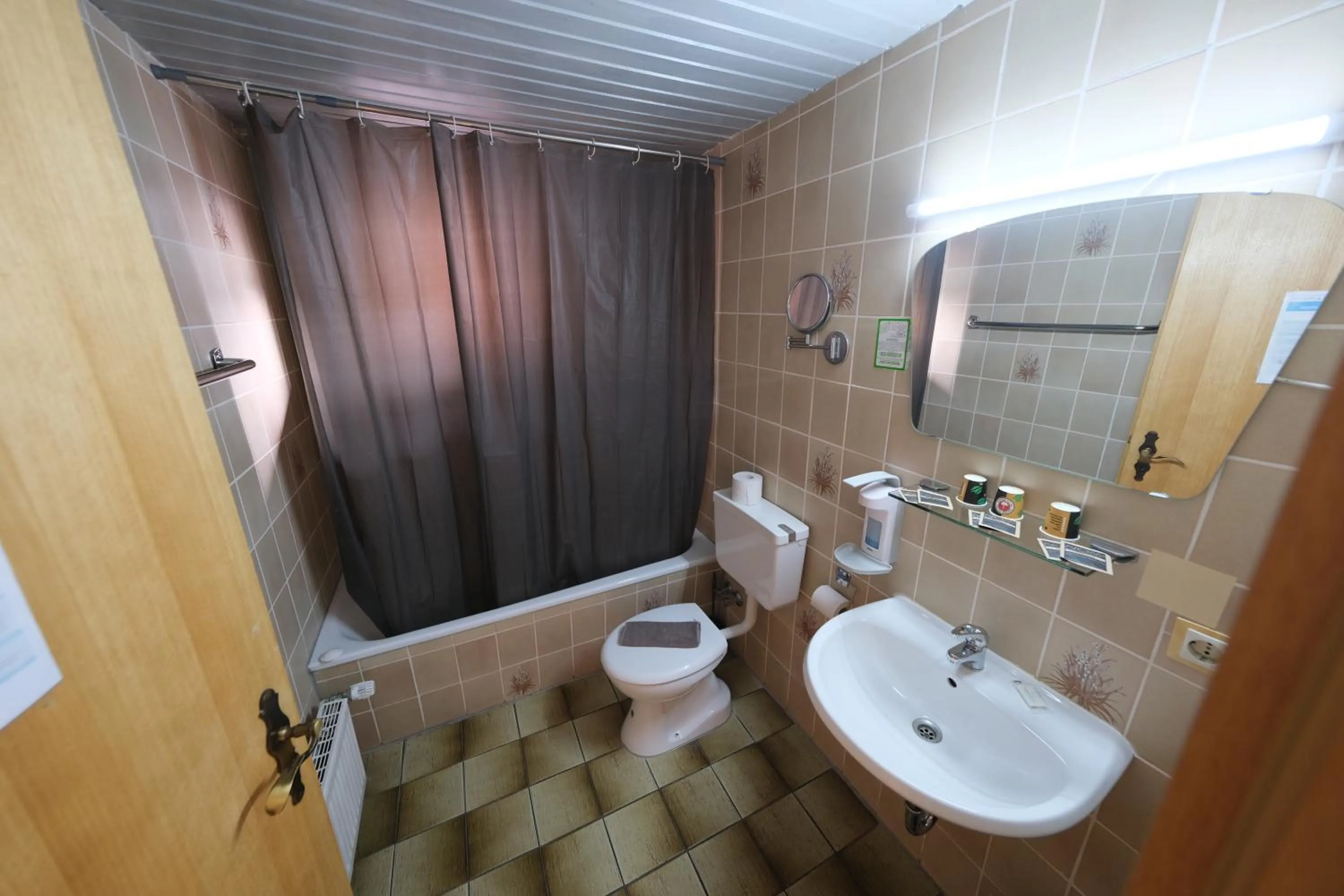 Shower in B und B Titisee Hotel Sonnenmatte nahe Badeparadies