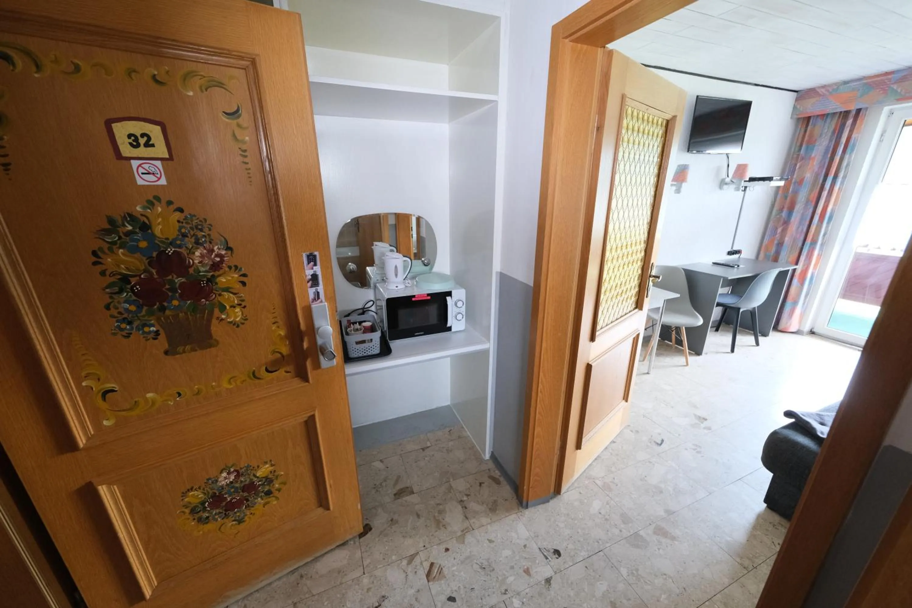 Coffee/tea facilities in B und B Titisee Hotel Sonnenmatte nahe Badeparadies