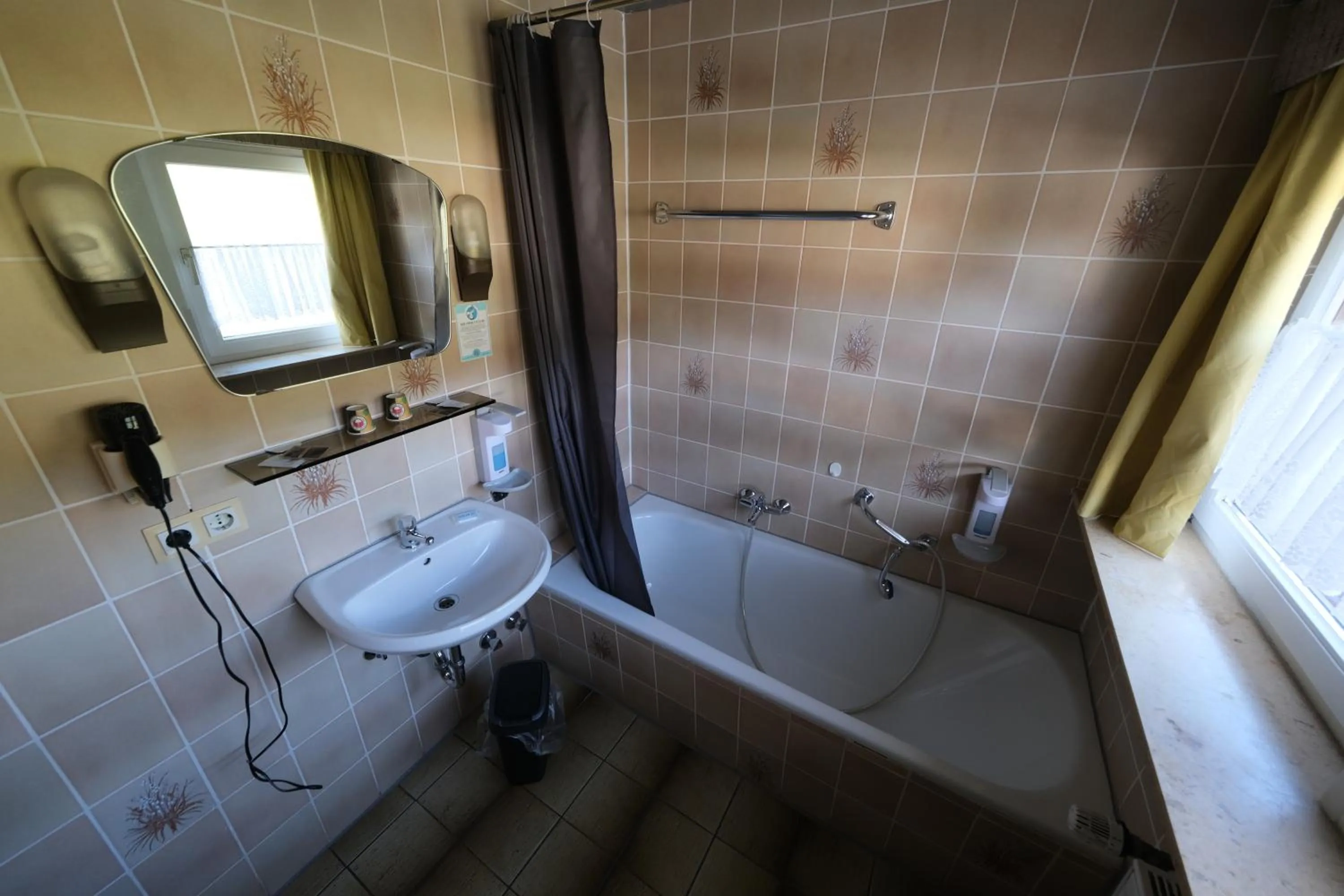 Shower in B und B Titisee Hotel Sonnenmatte nahe Badeparadies