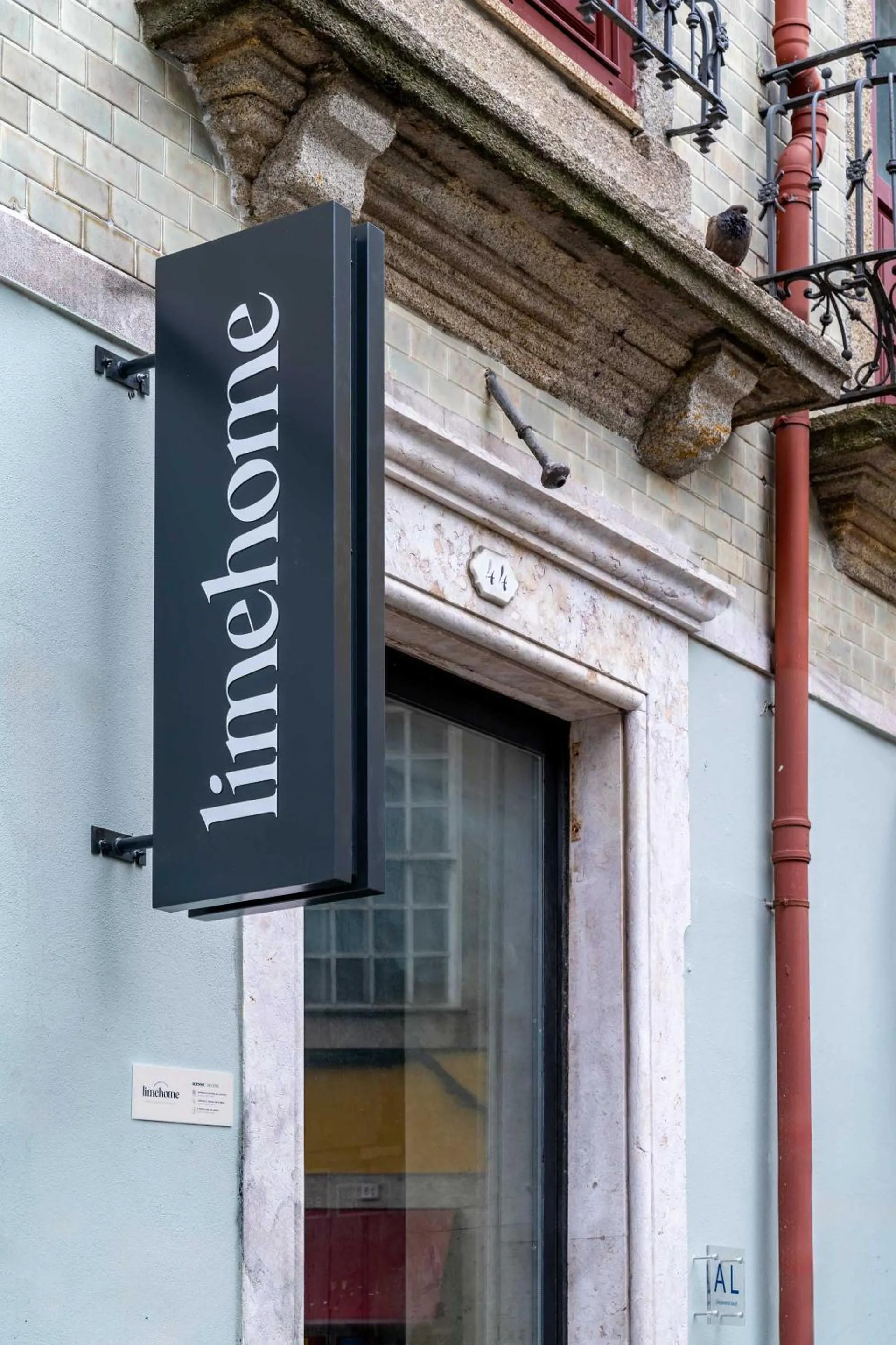 Property building in Limehome Porto Rua Das Oliveiras