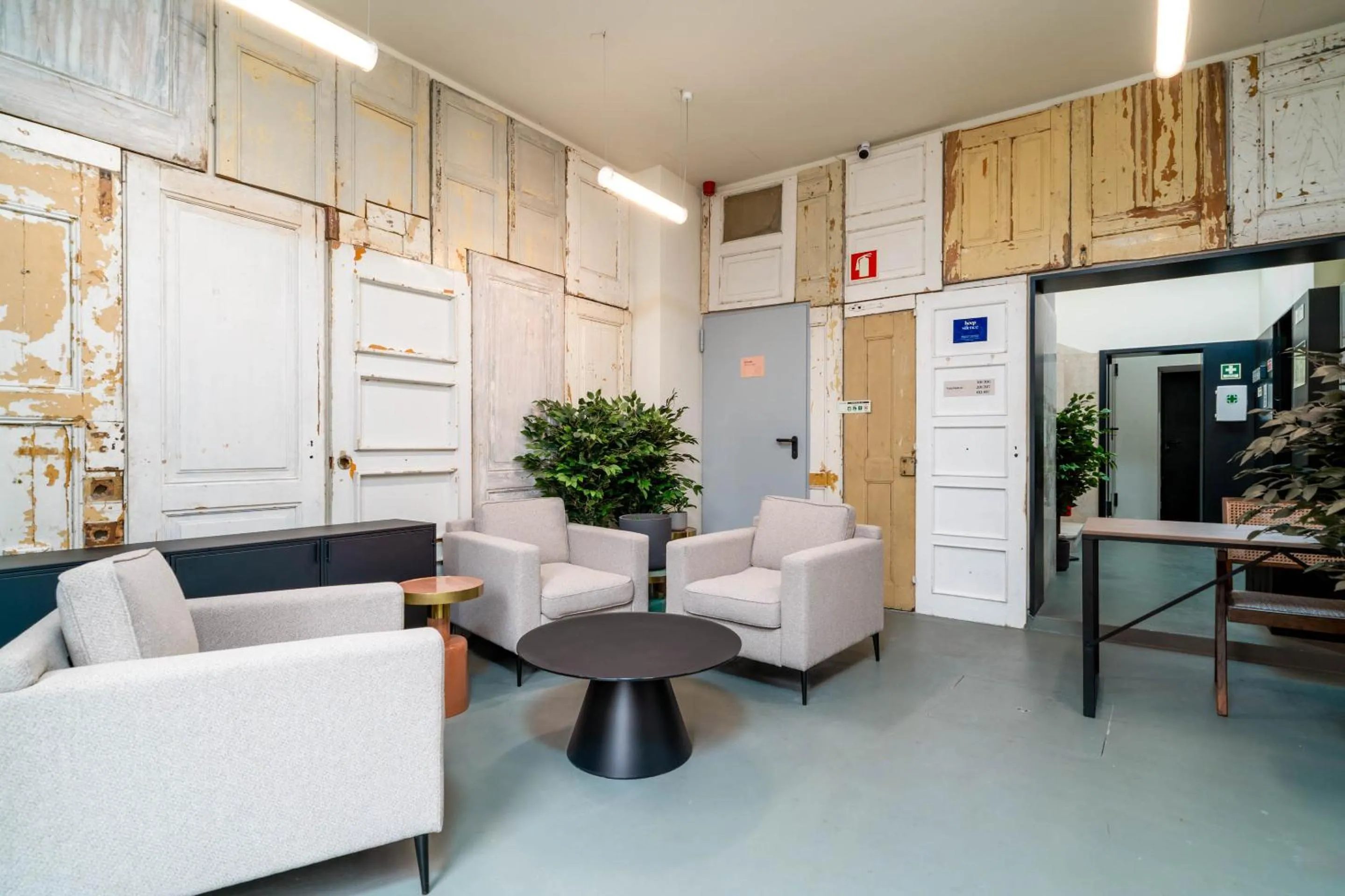 Communal lounge/ TV room in Limehome Porto Rua Das Oliveiras