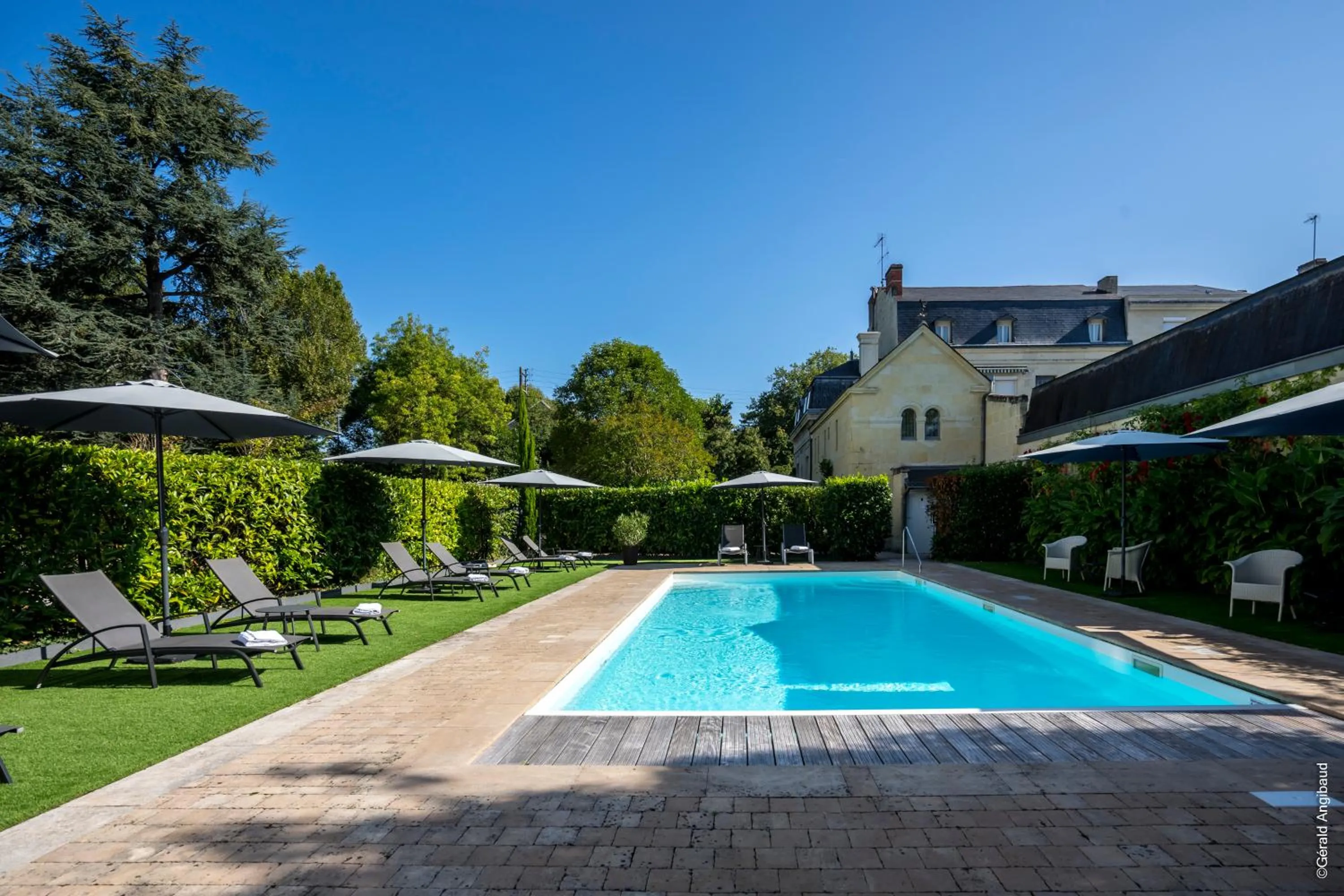 Swimming pool in Château La Comtesse de Loire & Spa