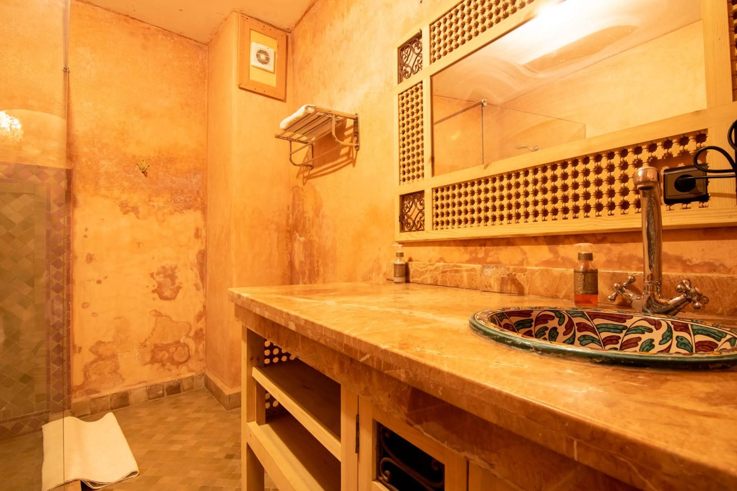 Shower in Riad Zinoun & Spa 11 Rooms