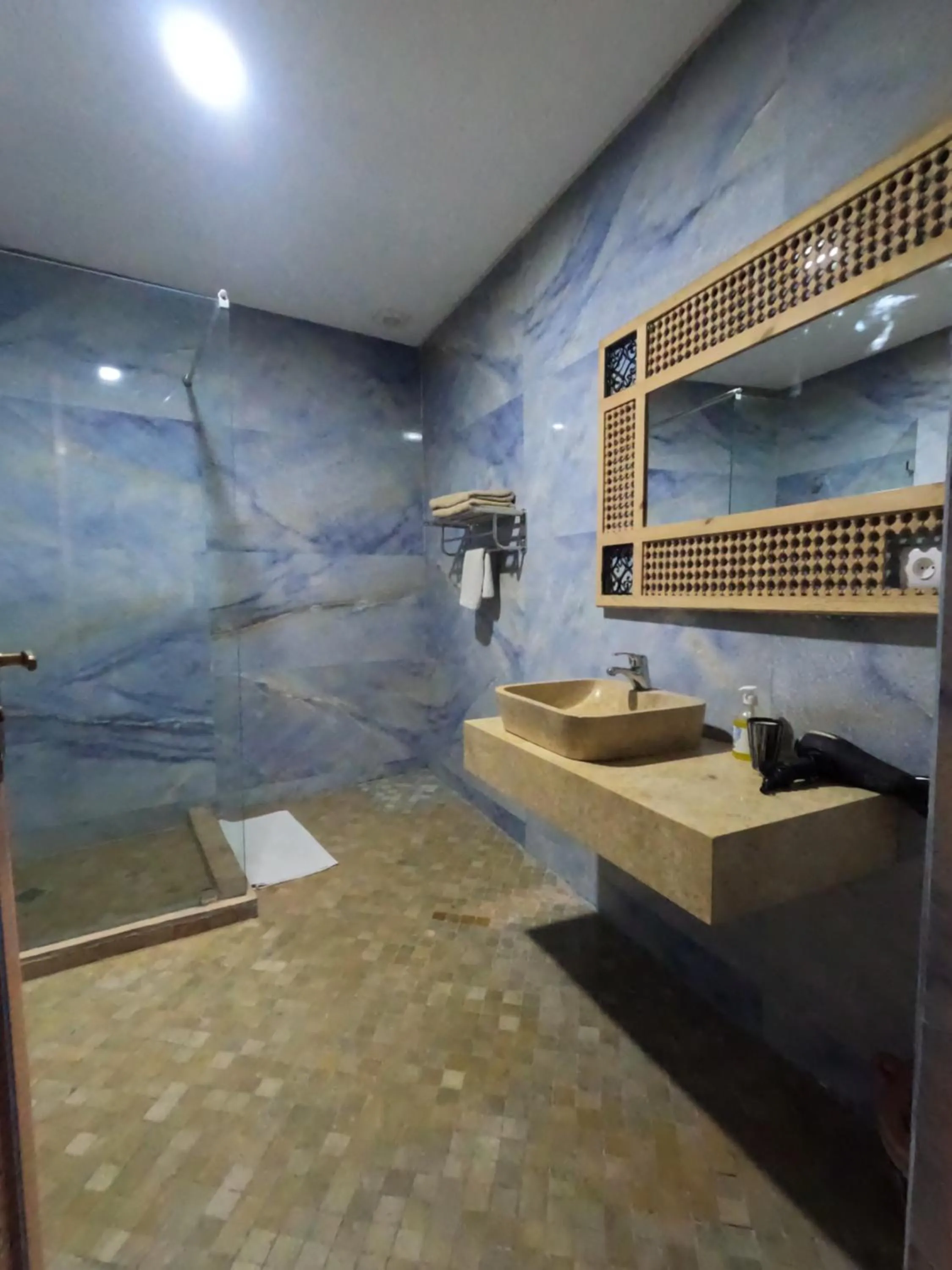 Shower in Riad Zinoun & Spa 11 Rooms