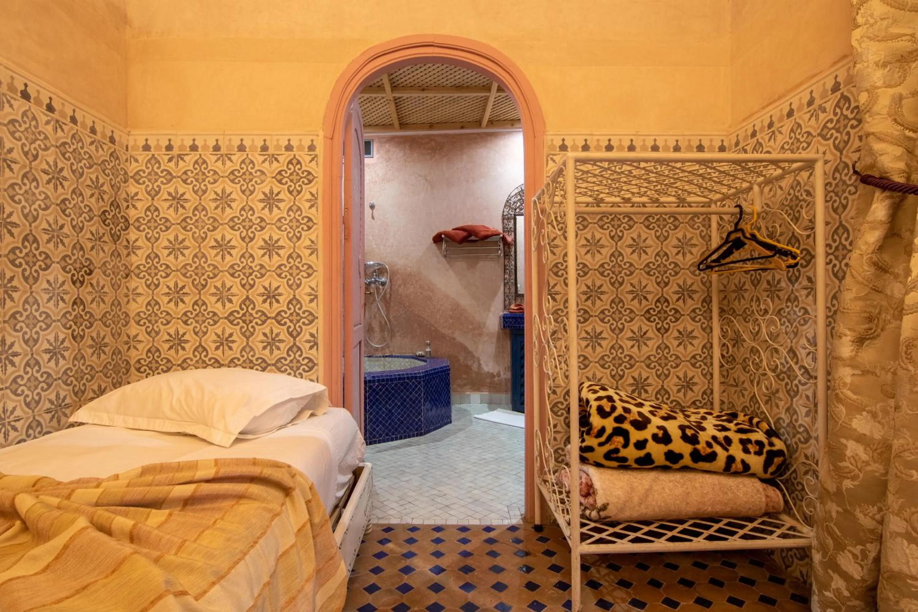 Bed in Riad Zinoun & Spa 11 Rooms