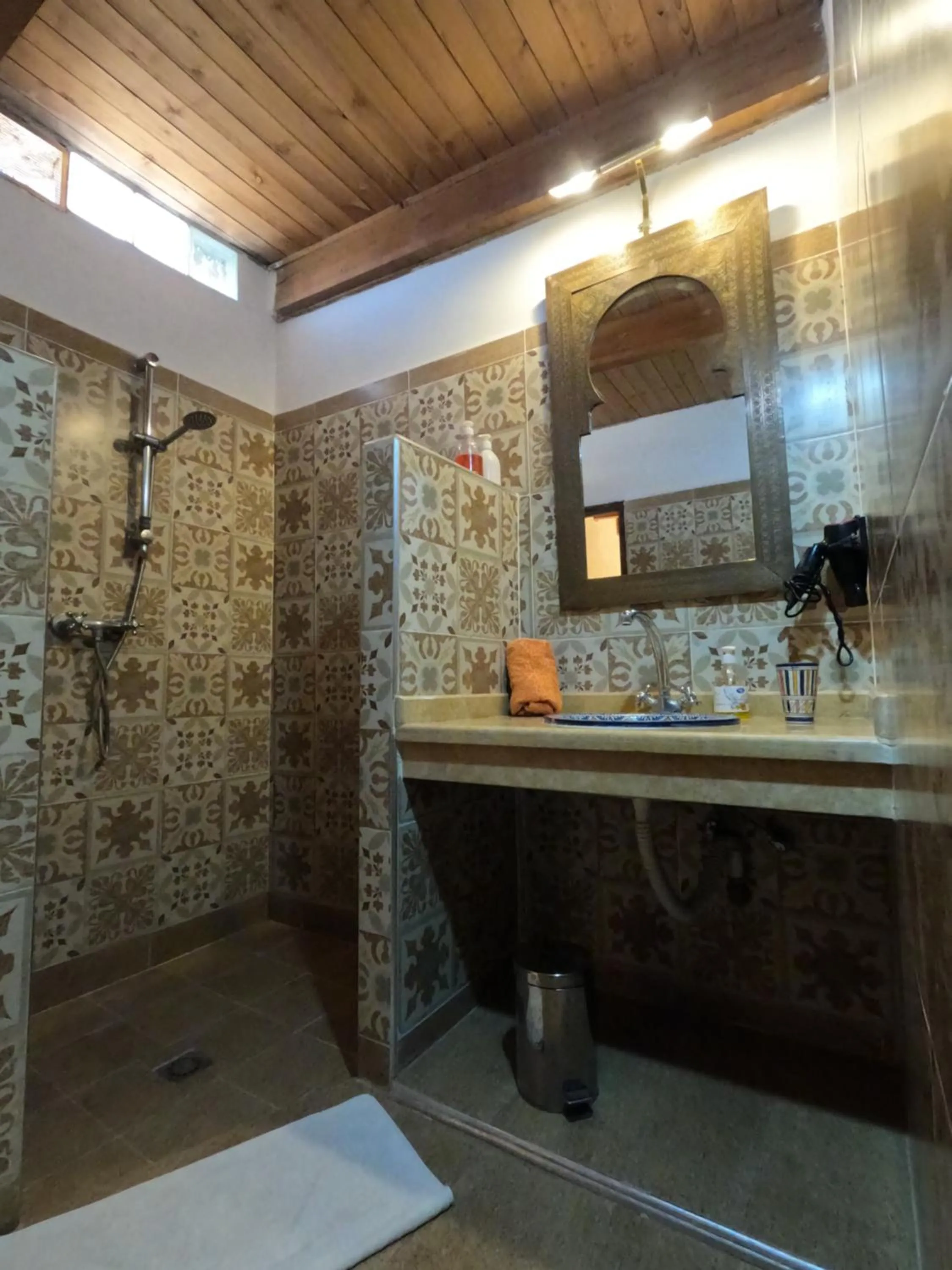 Shower in Riad Zinoun & Spa 11 Rooms