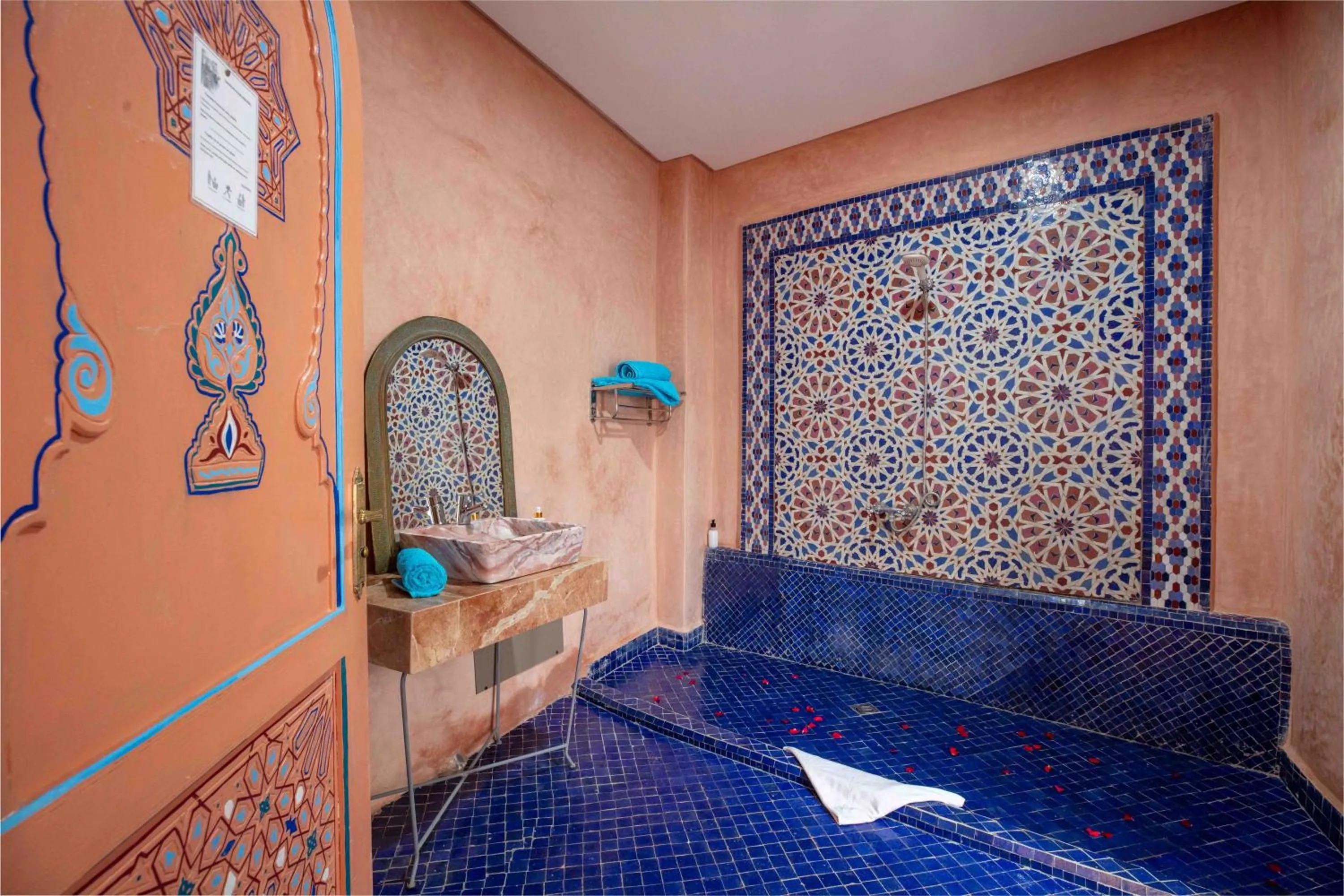 Patio, Bed in Riad Zinoun & Spa 11 Rooms