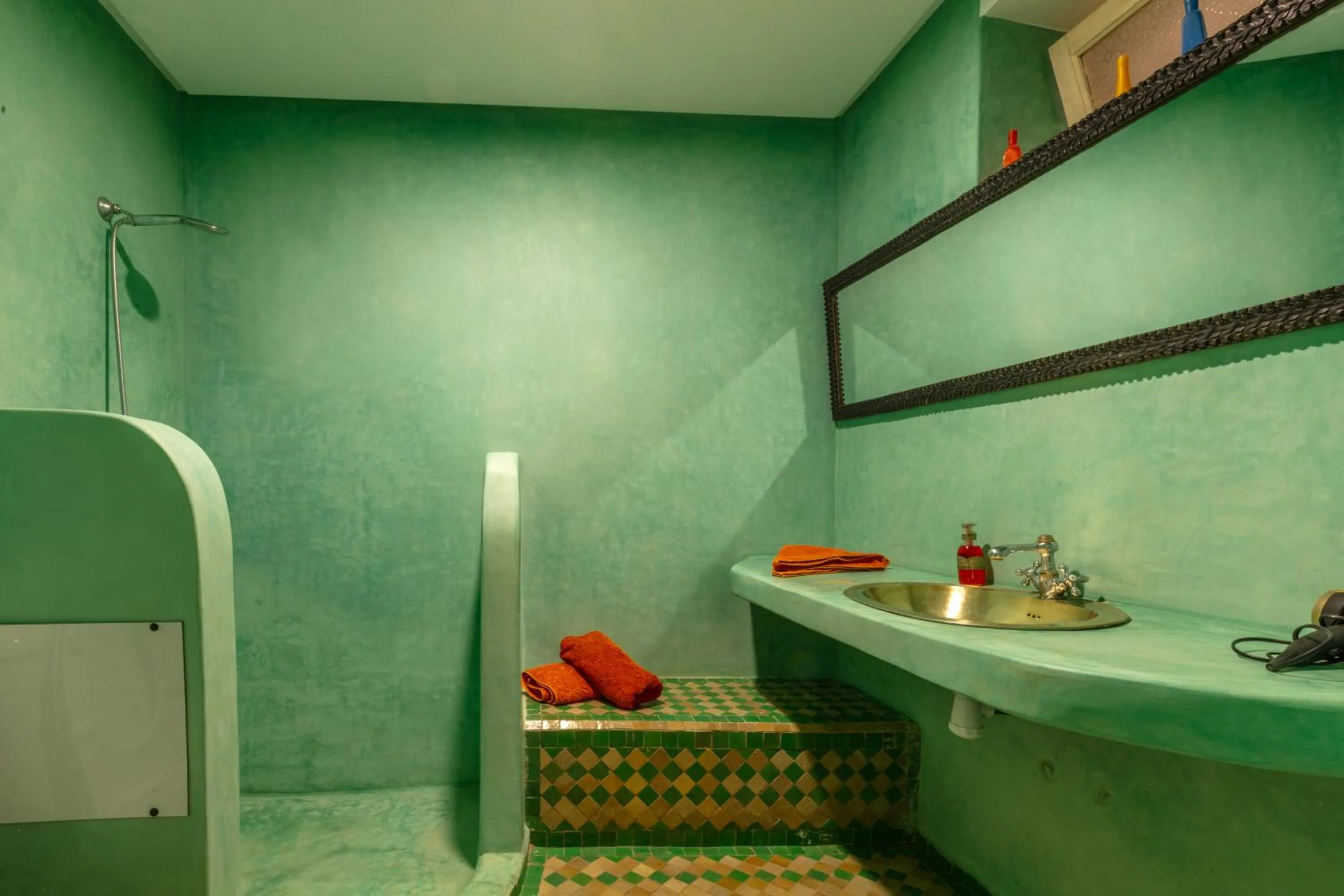 Shower in Riad Zinoun & Spa 11 Rooms