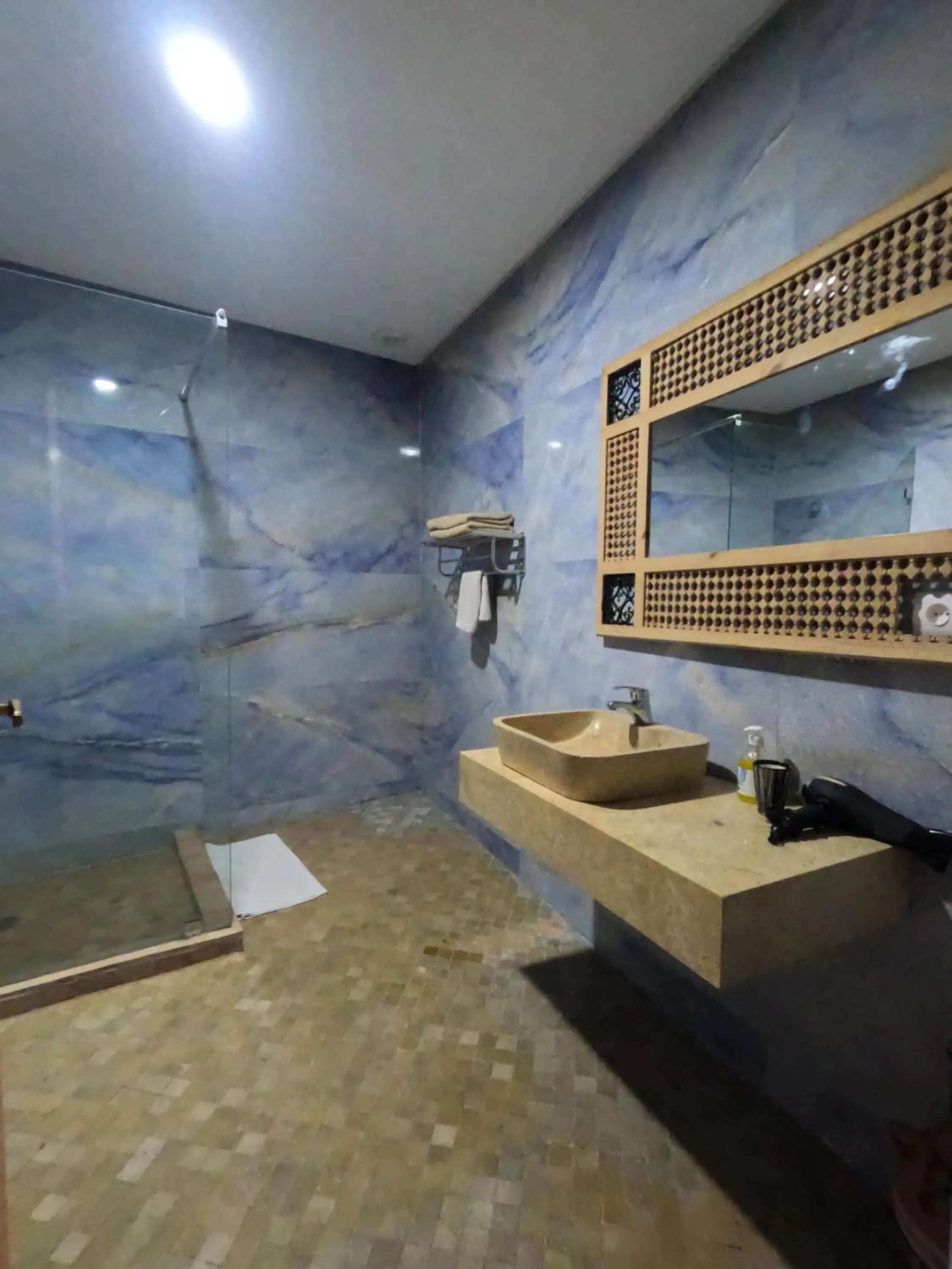 Shower in Riad Zinoun & Spa 11 Rooms