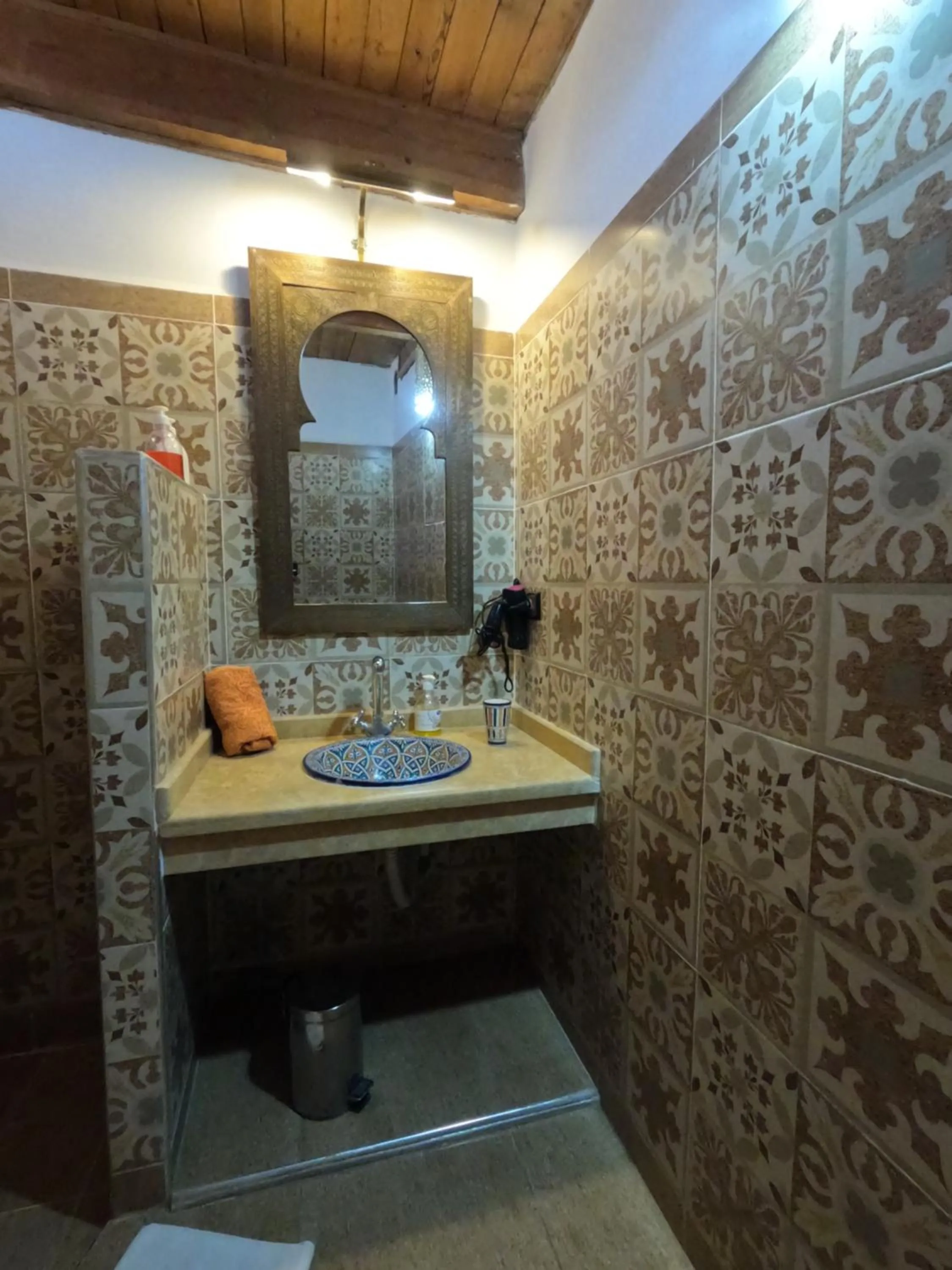 Shower in Riad Zinoun & Spa 11 Rooms