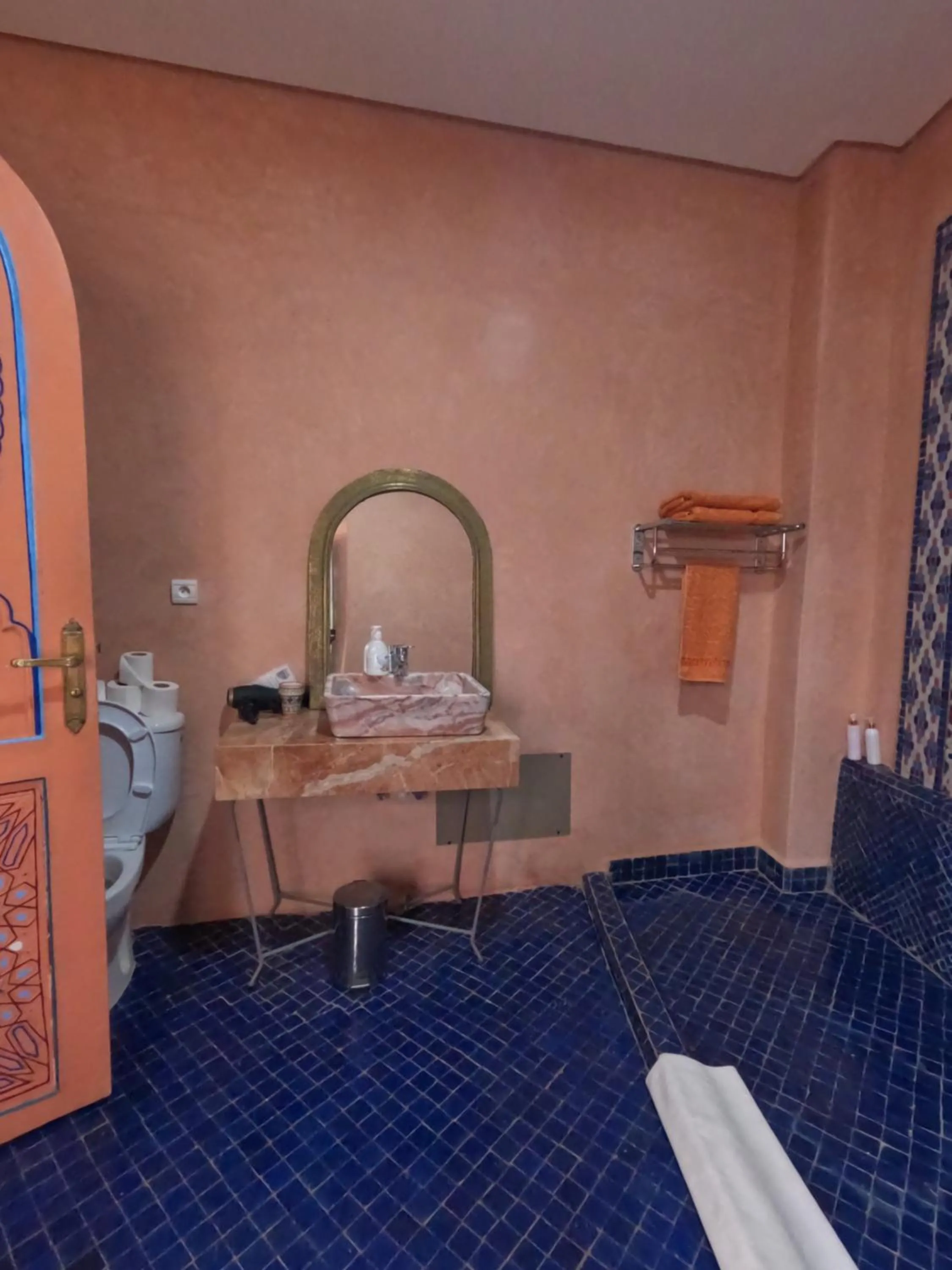 Shower in Riad Zinoun & Spa 11 Rooms