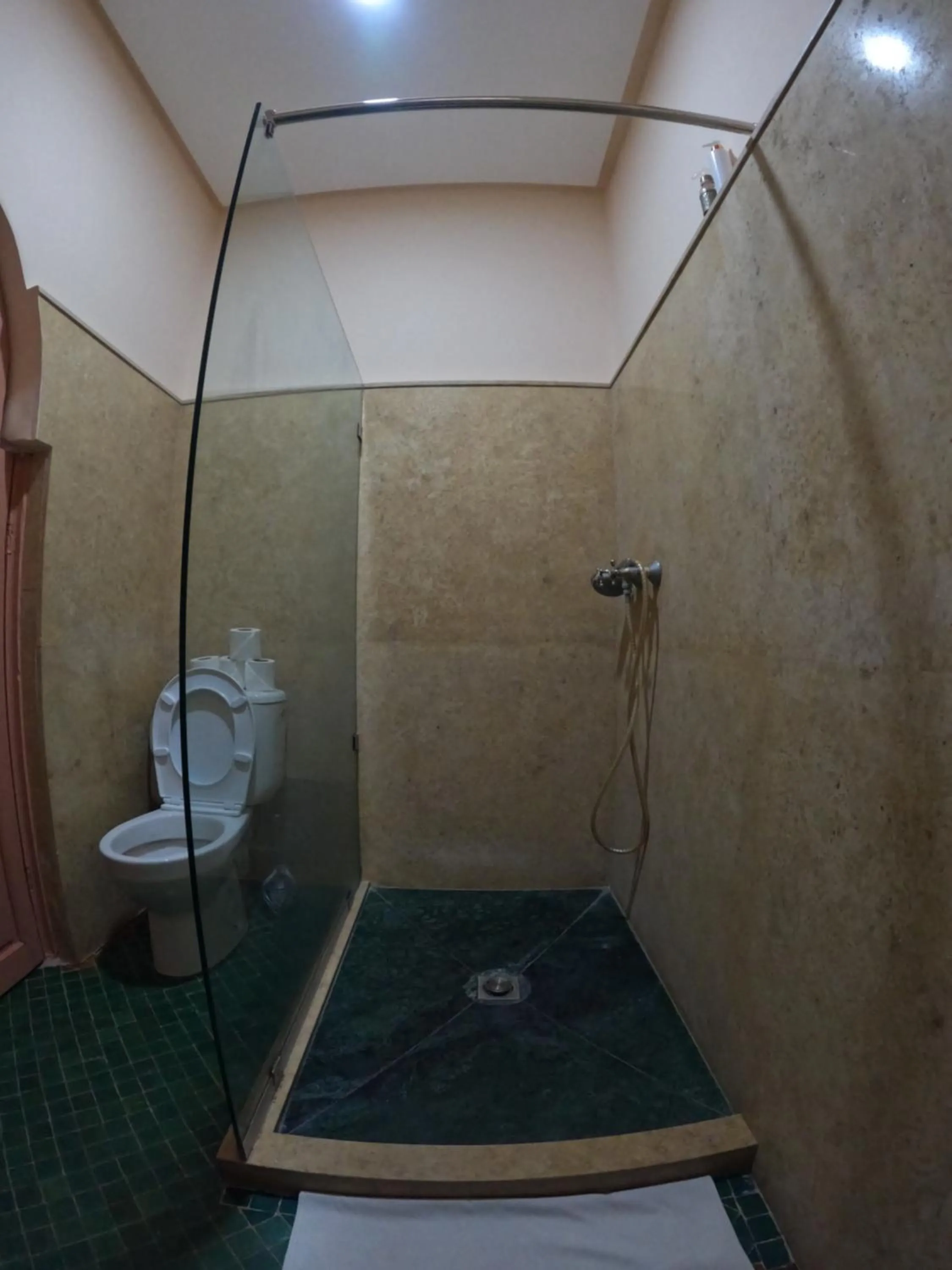 Shower in Riad Zinoun & Spa 11 Rooms