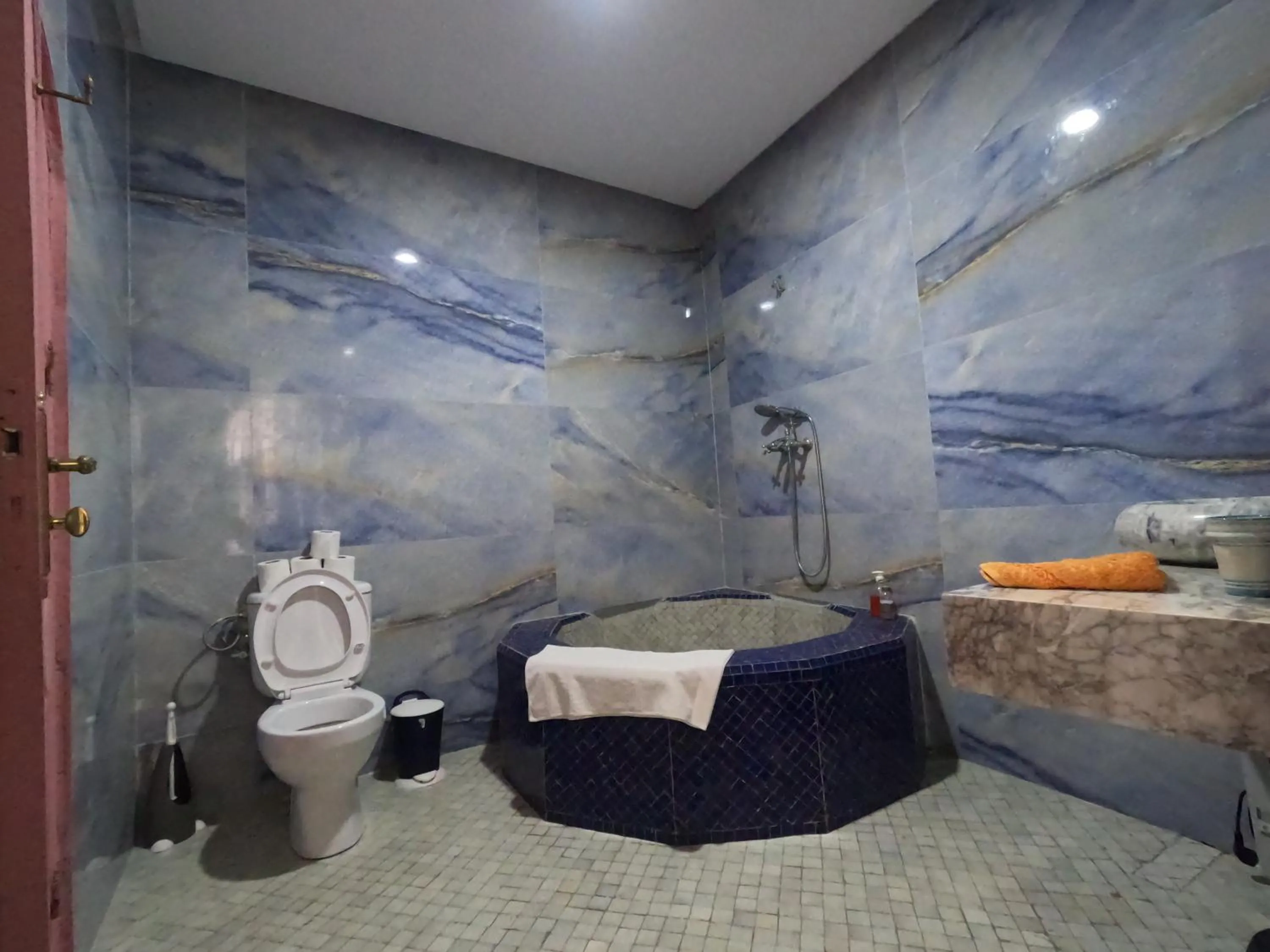 Shower in Riad Zinoun & Spa 11 Rooms