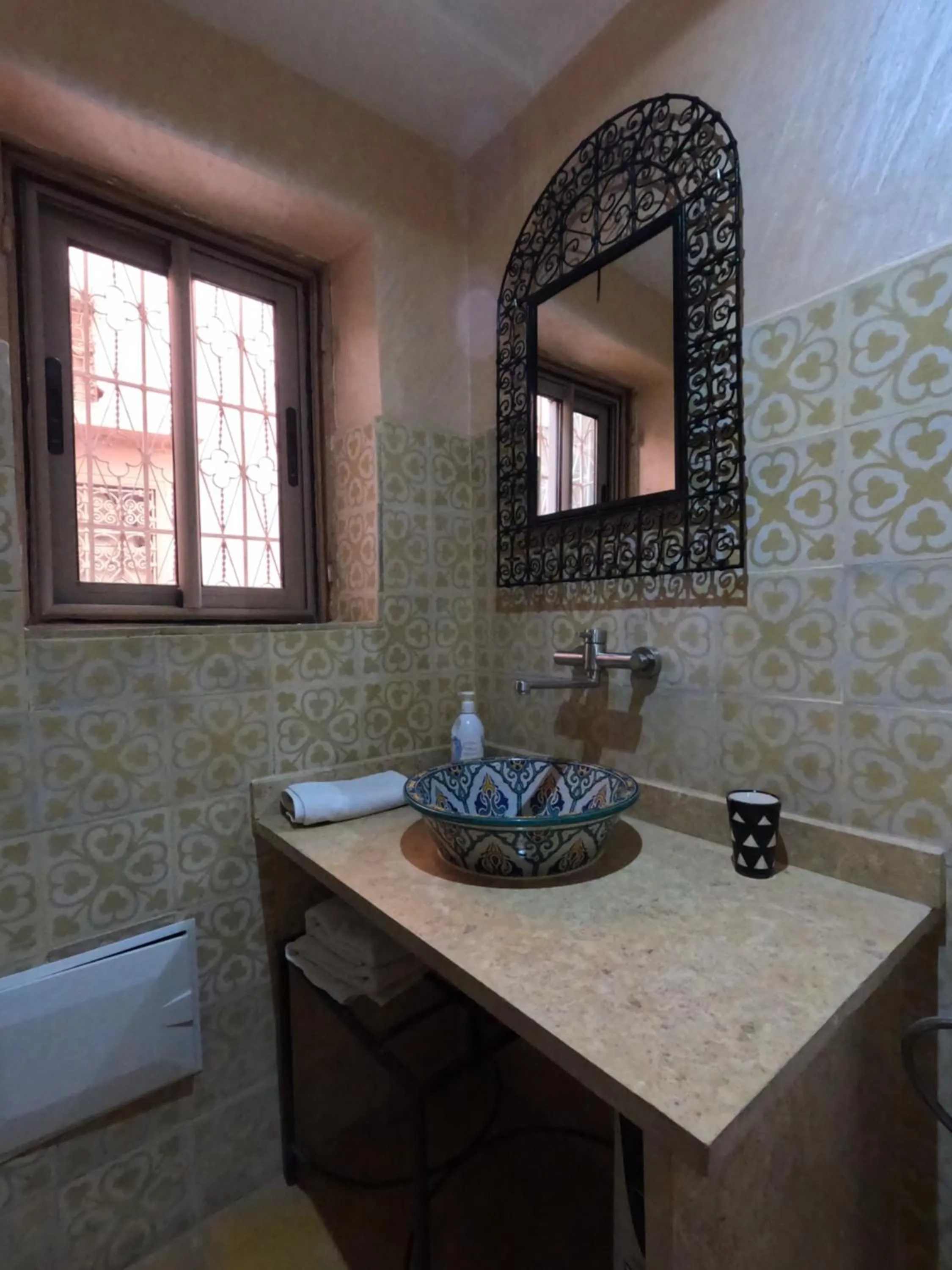 Shower in Riad Zinoun & Spa 11 Rooms