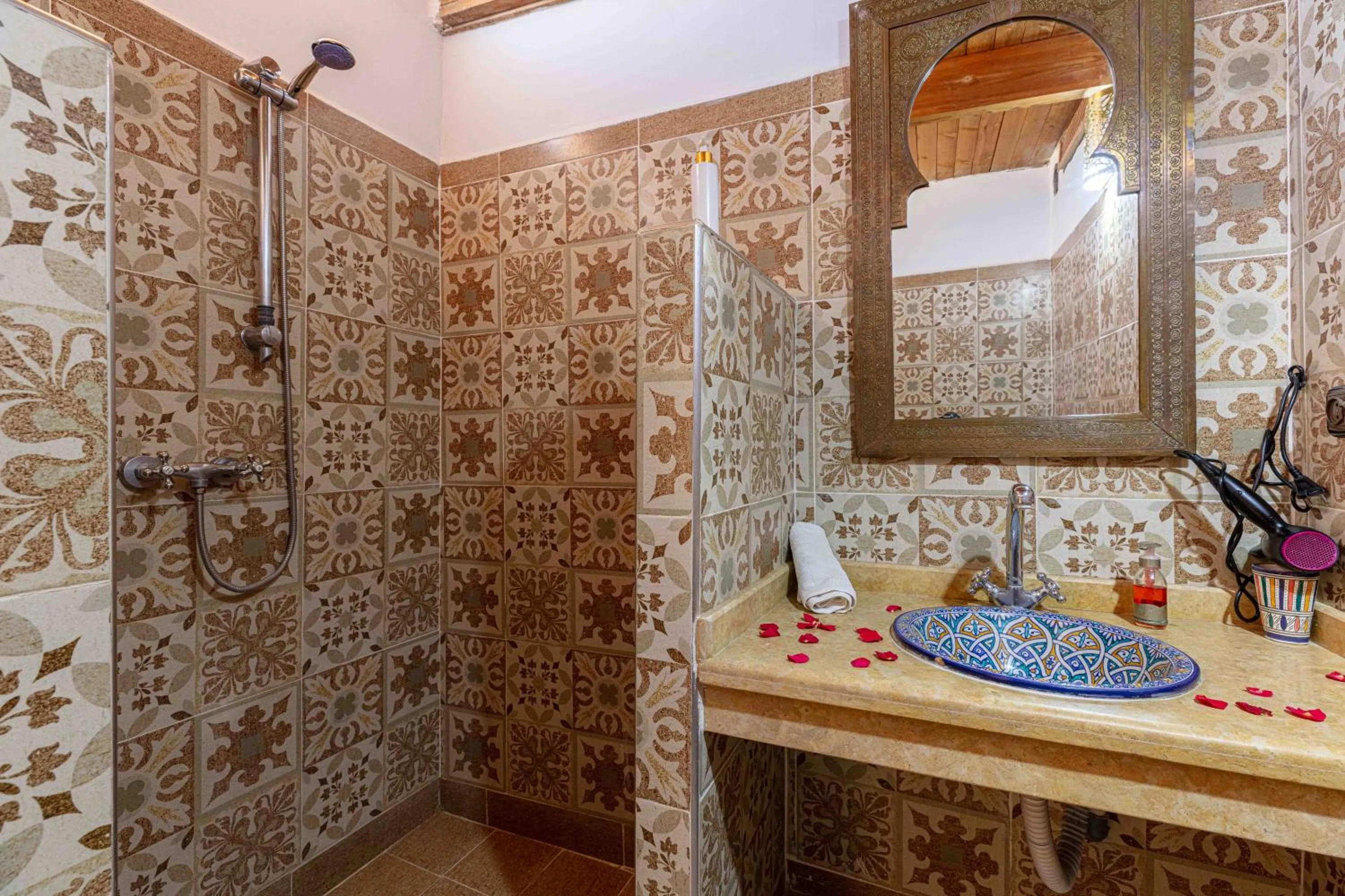 Shower in Riad Zinoun & Spa 11 Rooms