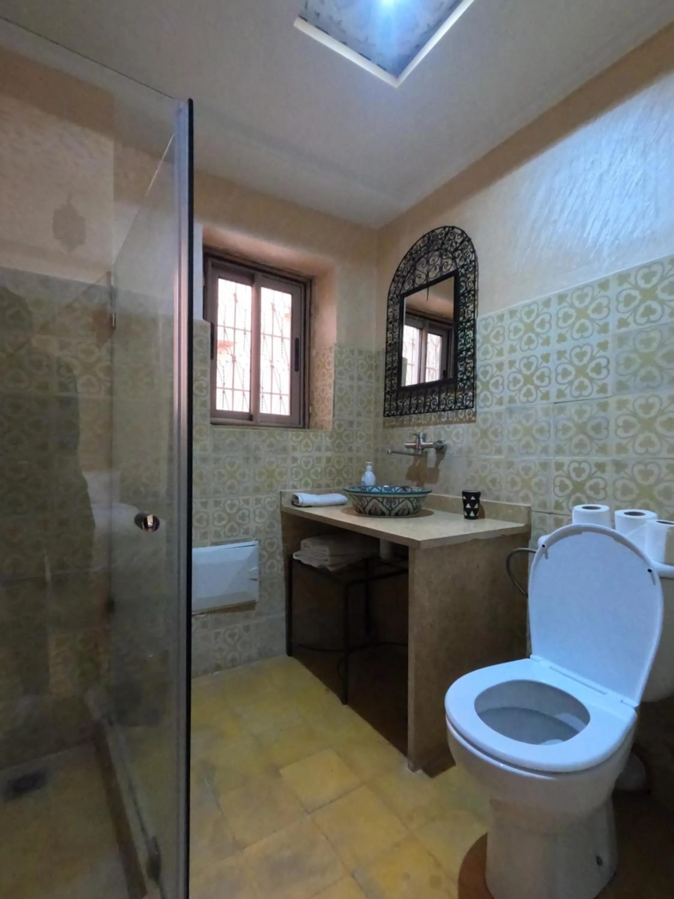 Shower in Riad Zinoun & Spa 11 Rooms